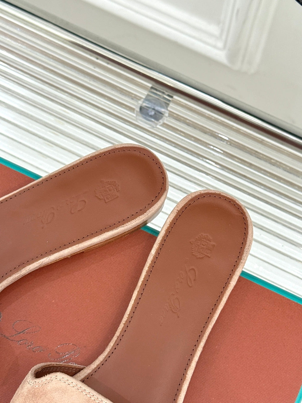 FLAT SANDALS IN LIP PINK SUEDE AND LAMBSKIN