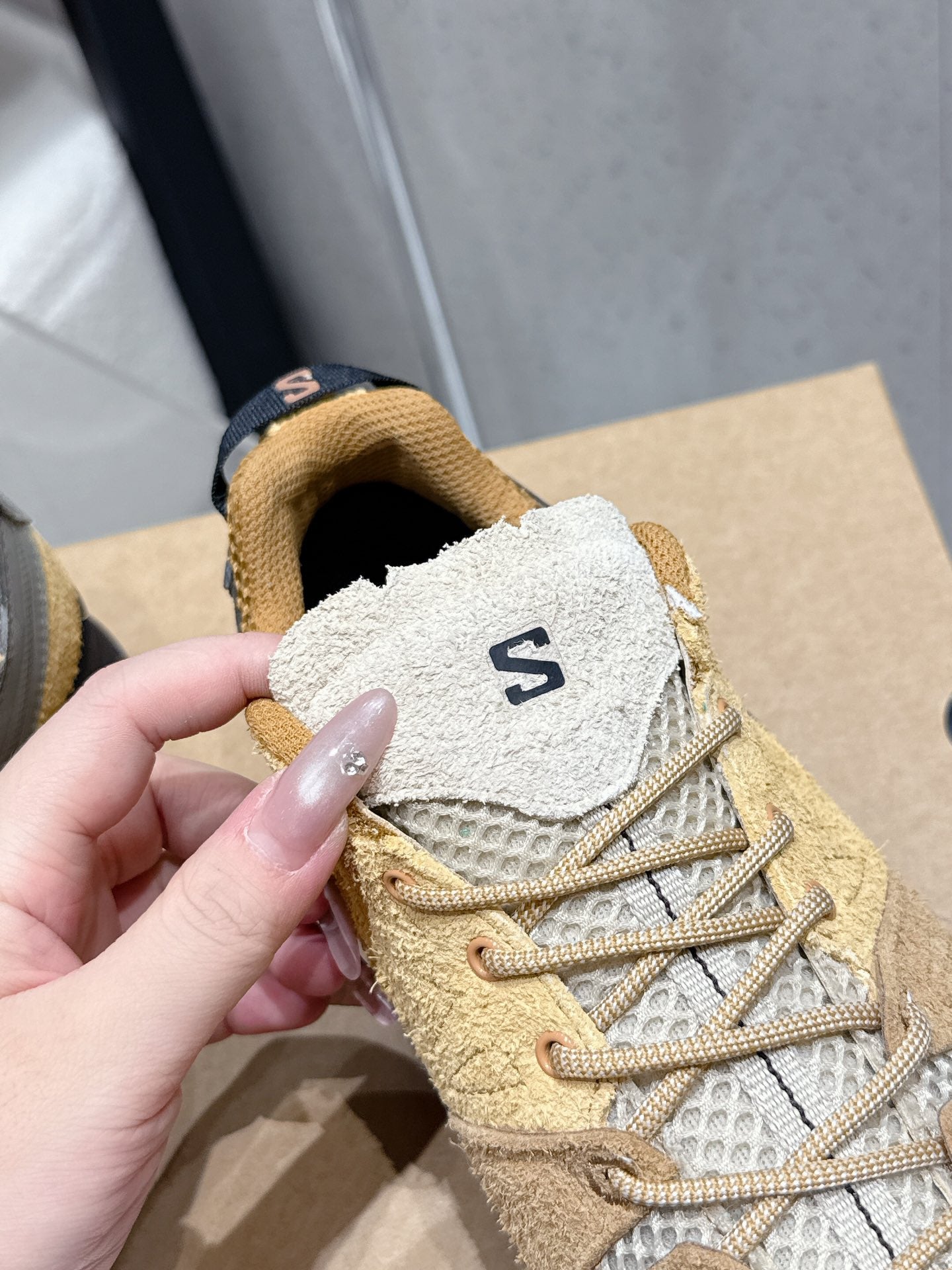 ALO 25S SALOMON AERO GLIDE 3 IN DARK BEIGE AND BLACK SUEDE