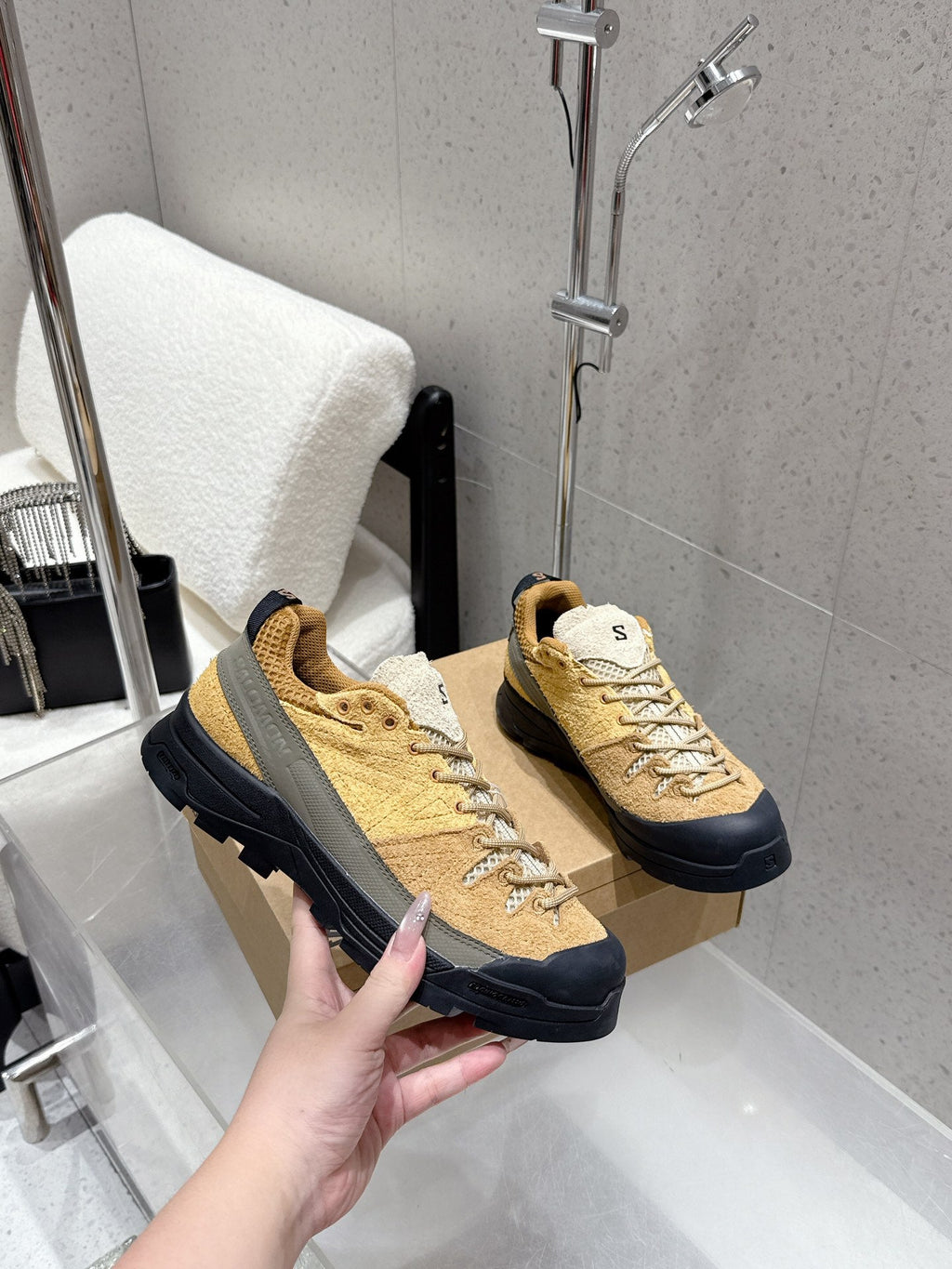 ALO 25S SALOMON AERO GLIDE 3 IN DARK BEIGE AND BLACK SUEDE