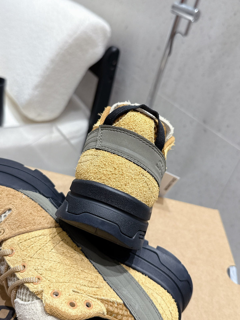 ALO 25S SALOMON AERO GLIDE 3 IN DARK BEIGE AND BLACK SUEDE