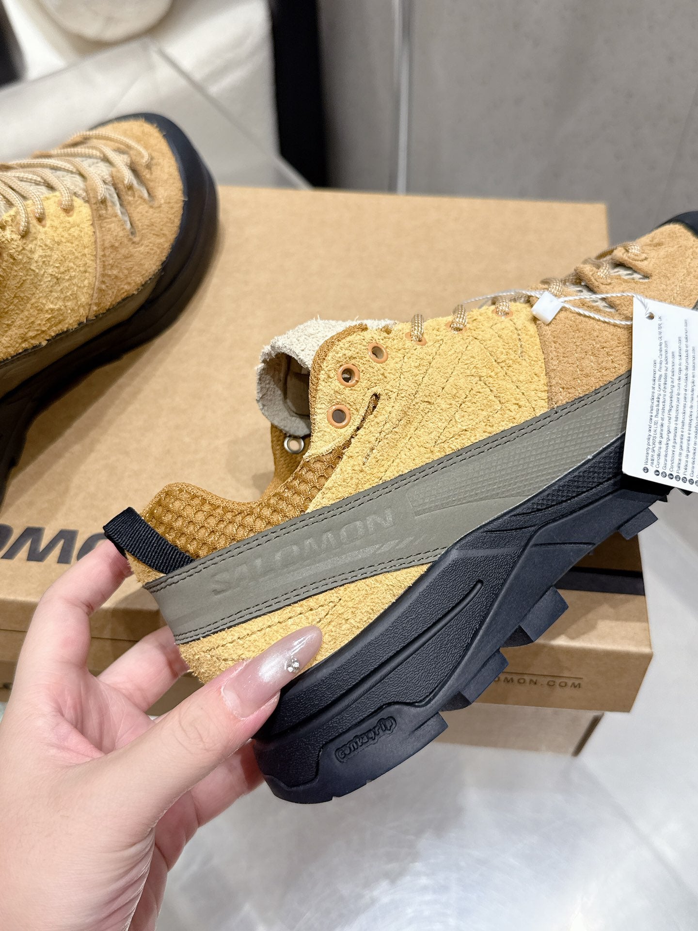 ALO 25S SALOMON AERO GLIDE 3 IN DARK BEIGE AND BLACK SUEDE