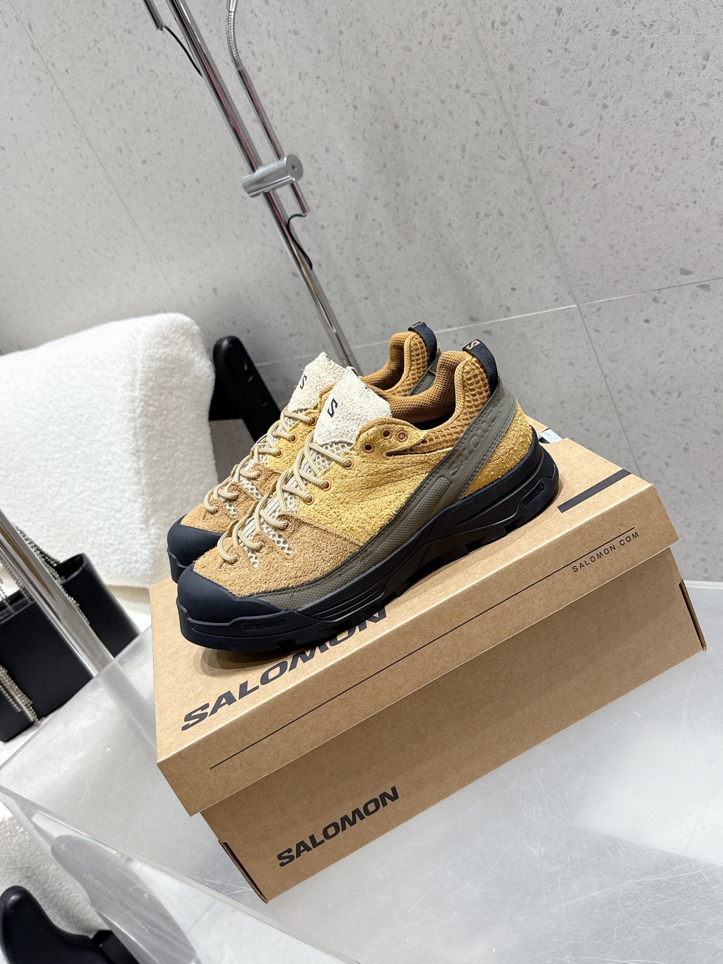ALO 25S SALOMON AERO GLIDE 3 IN DARK BEIGE AND BLACK SUEDE