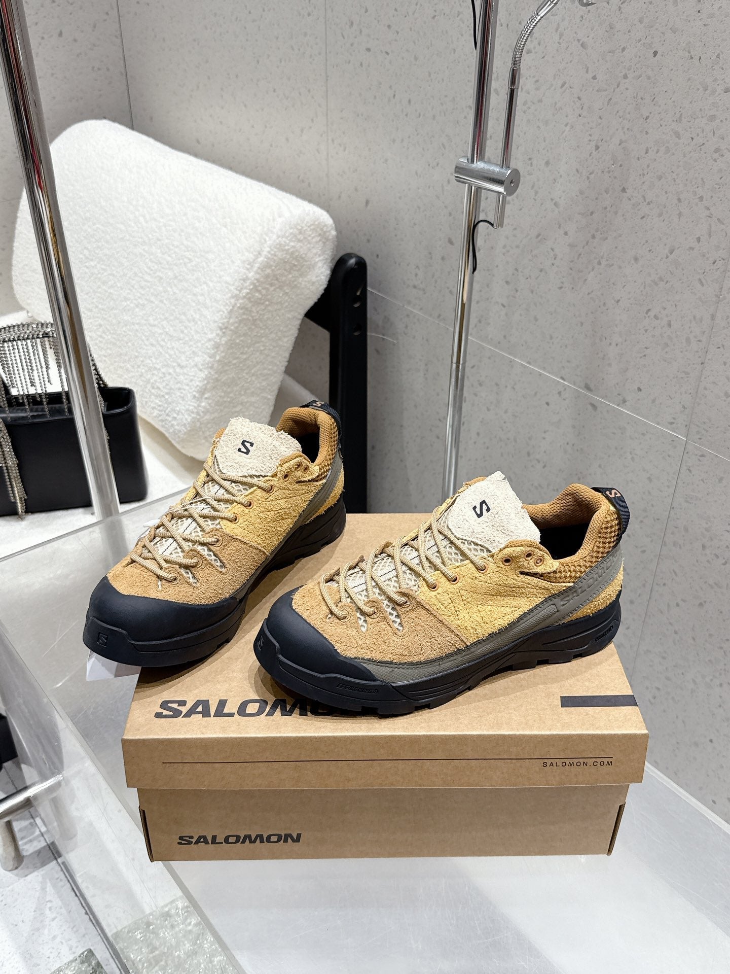 ALO 25S SALOMON AERO GLIDE 3 IN DARK BEIGE AND BLACK SUEDE