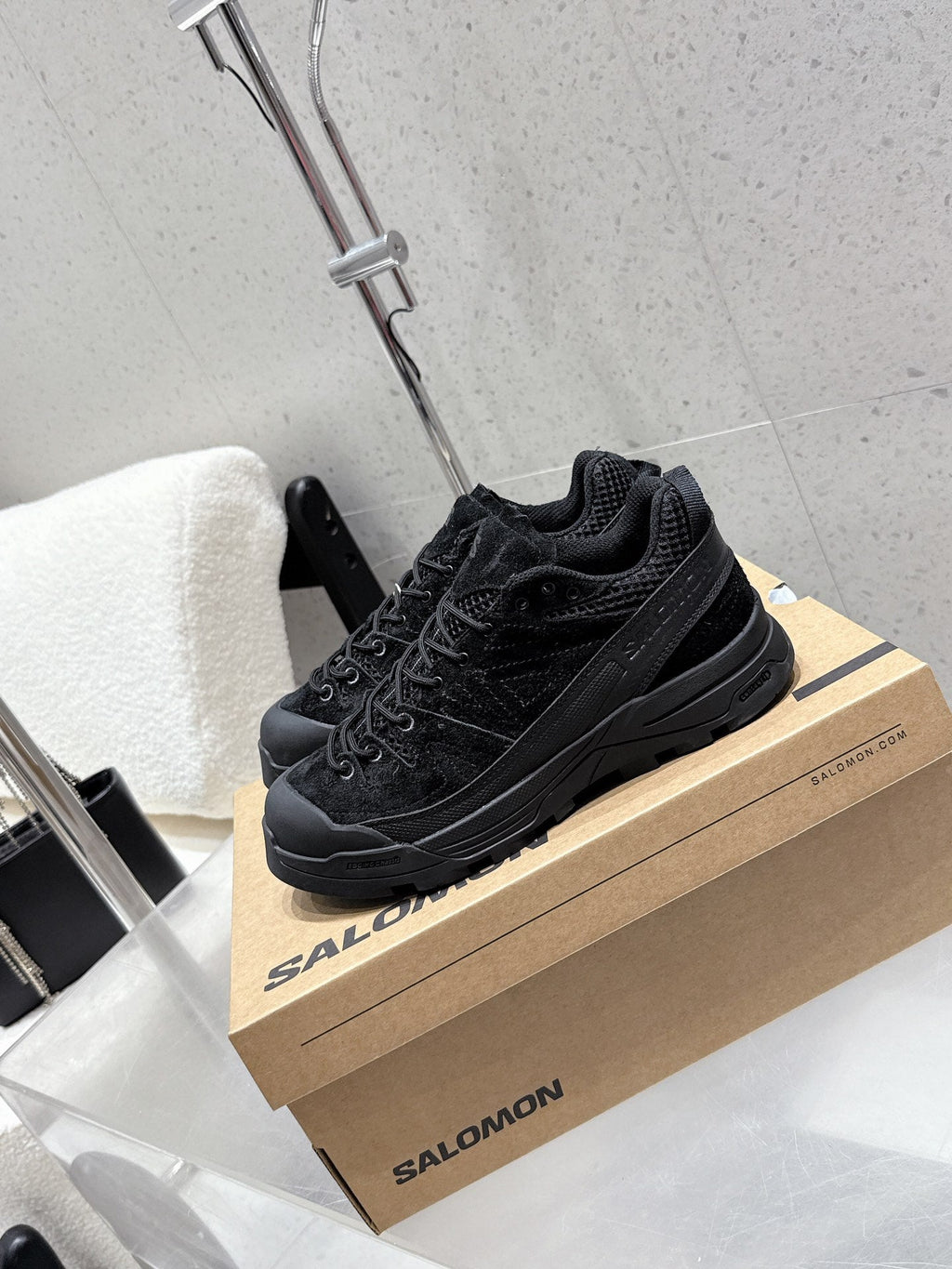 ALO 25S SALOMON AERO GLIDE 3 IN BLACK SUEDE