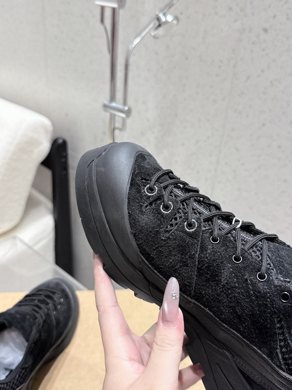 ALO 25S SALOMON AERO GLIDE 3 IN BLACK SUEDE