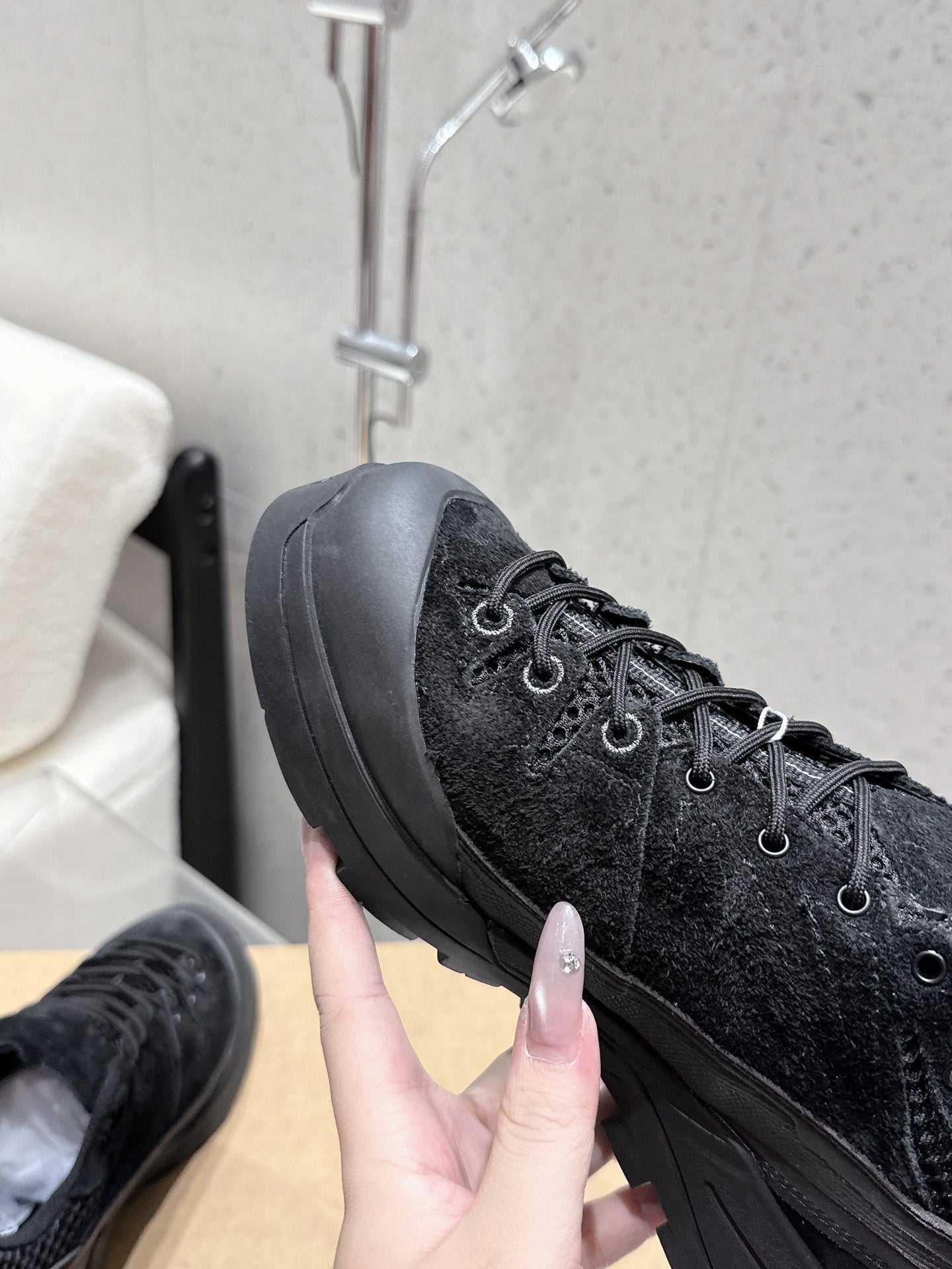 ALO 25S SALOMON AERO GLIDE 3 IN BLACK SUEDE