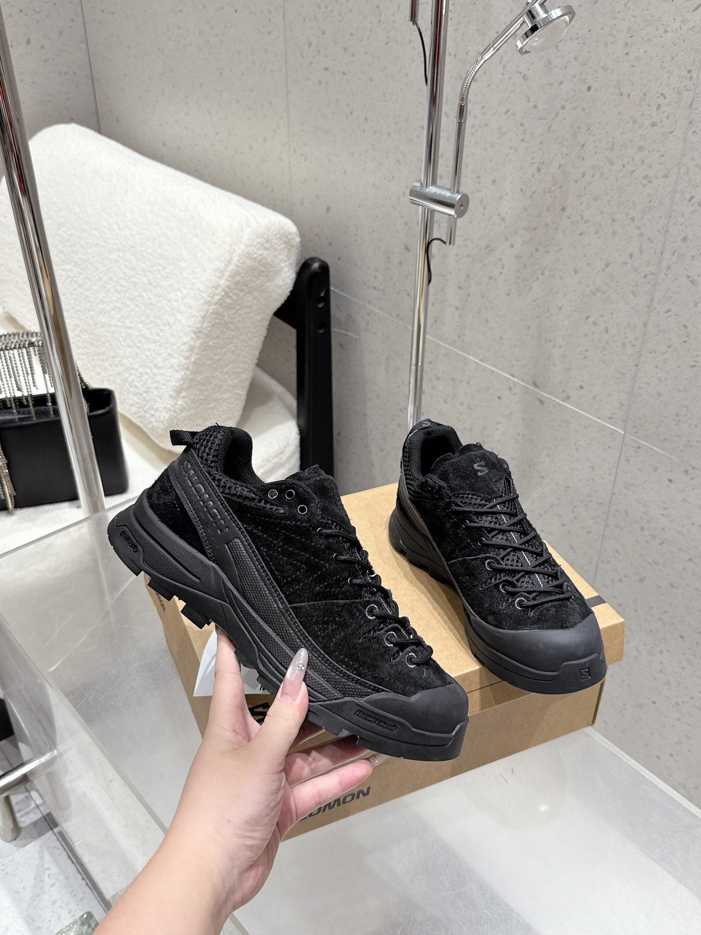 ALO 25S SALOMON AERO GLIDE 3 IN BLACK SUEDE