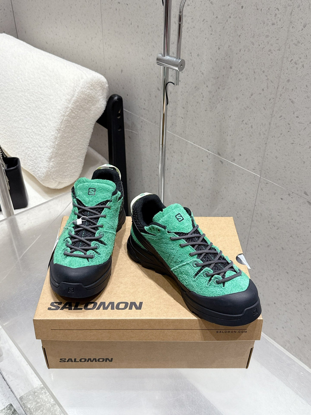 ALO 25S SALOMON AERO GLIDE 3 IN BLACK AND GREEN SUEDE