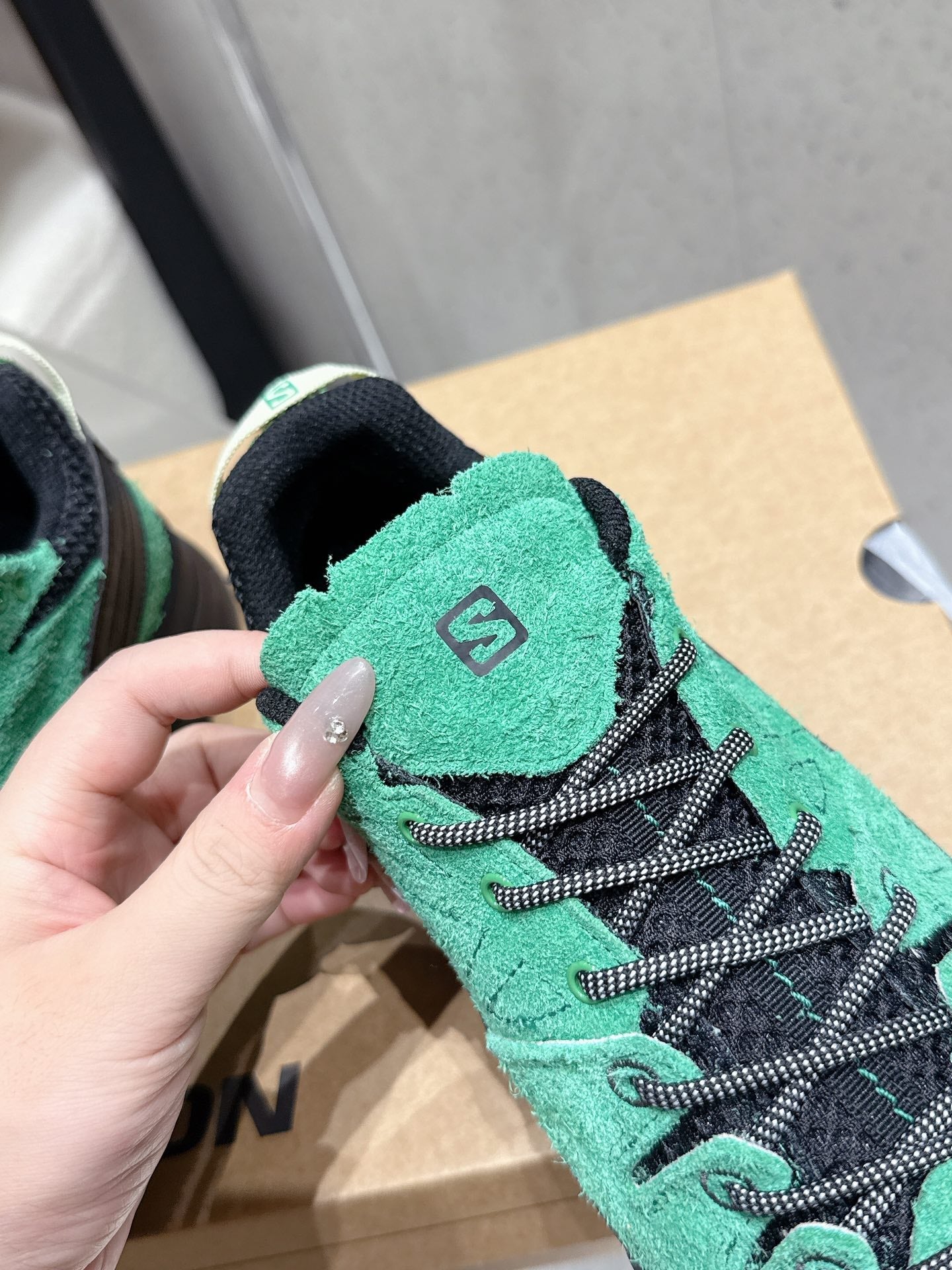 ALO 25S SALOMON AERO GLIDE 3 IN BLACK AND GREEN SUEDE