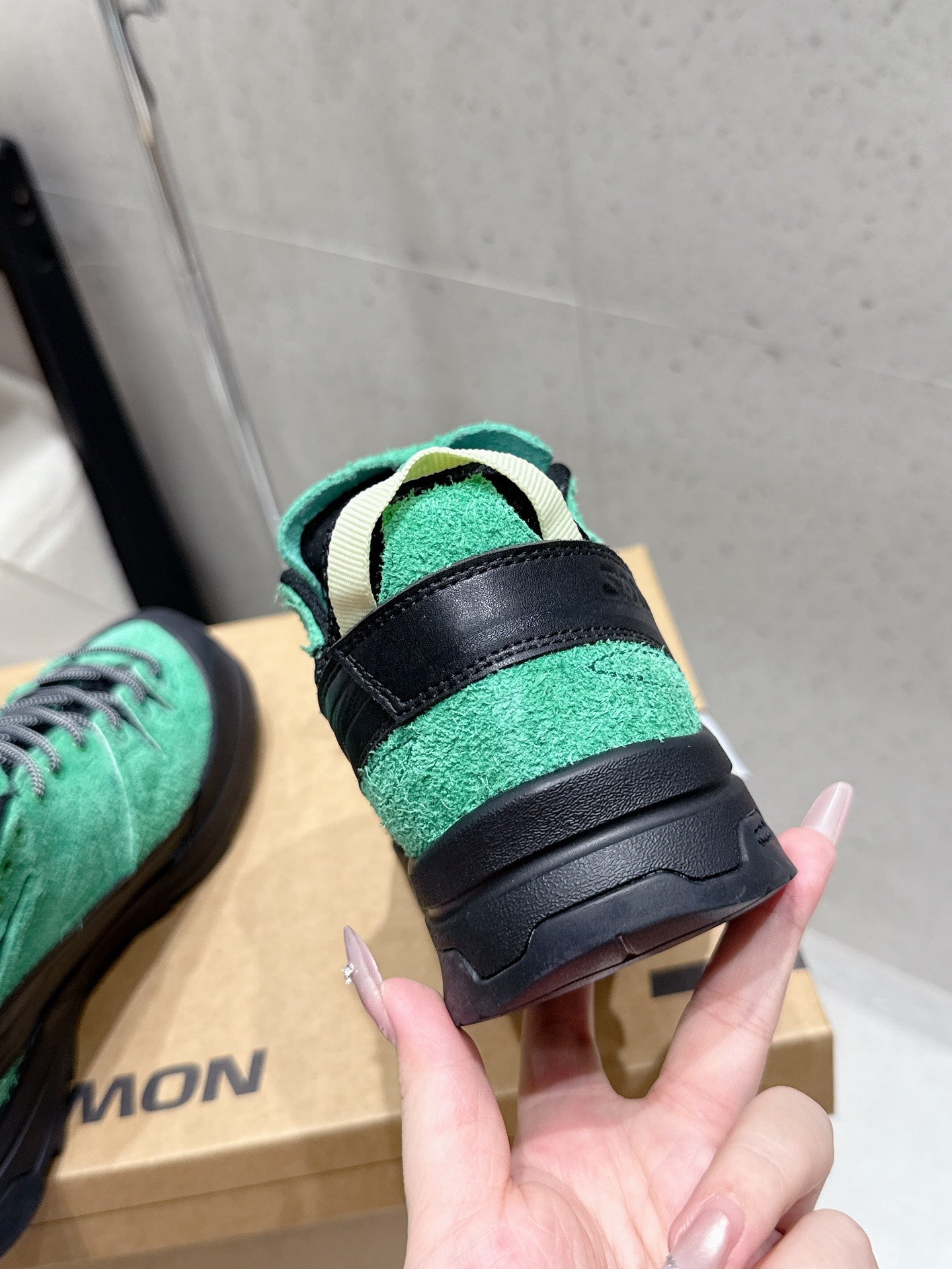 ALO 25S SALOMON AERO GLIDE 3 IN BLACK AND GREEN SUEDE