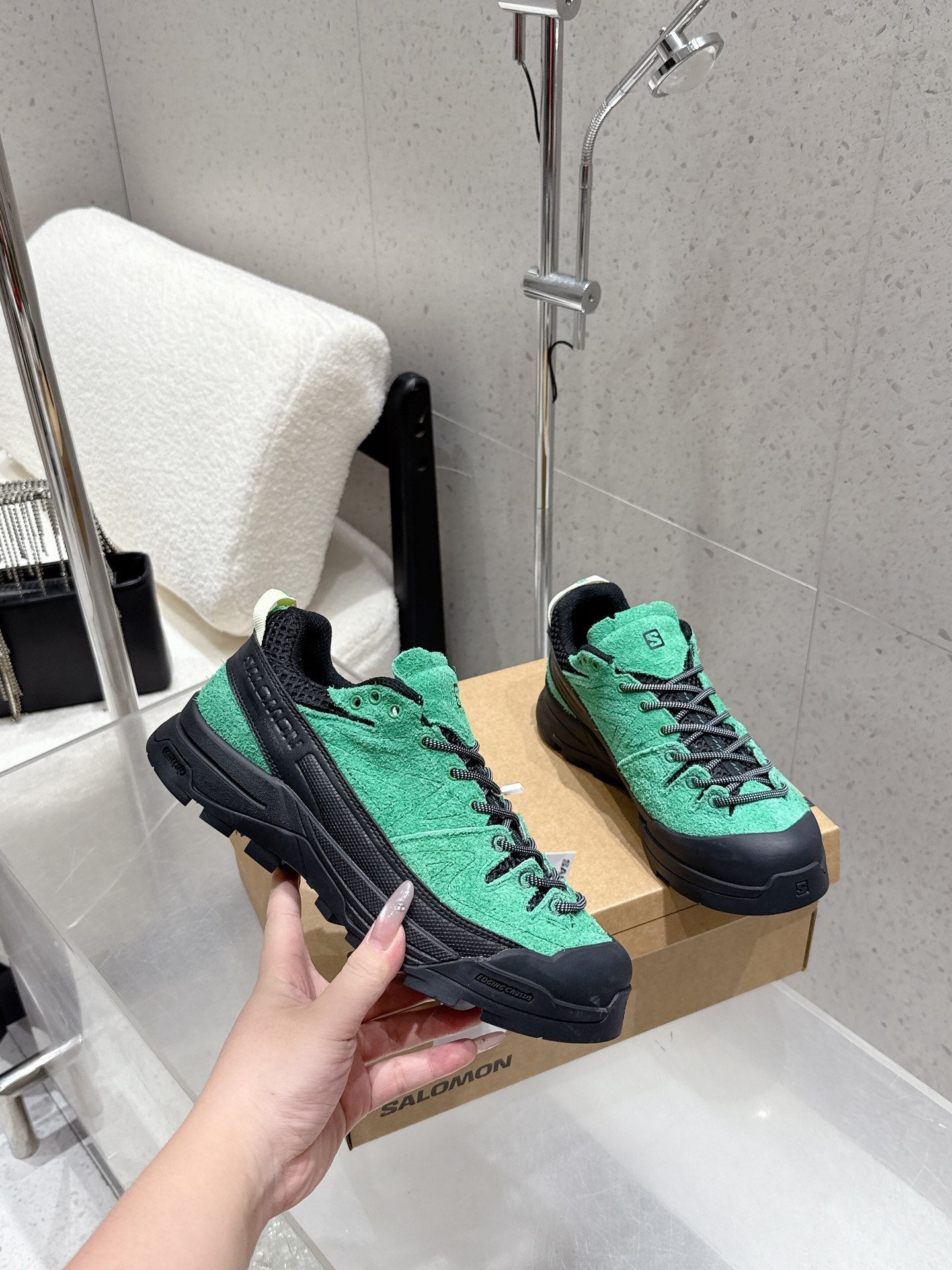 ALO 25S SALOMON AERO GLIDE 3 IN BLACK AND GREEN SUEDE