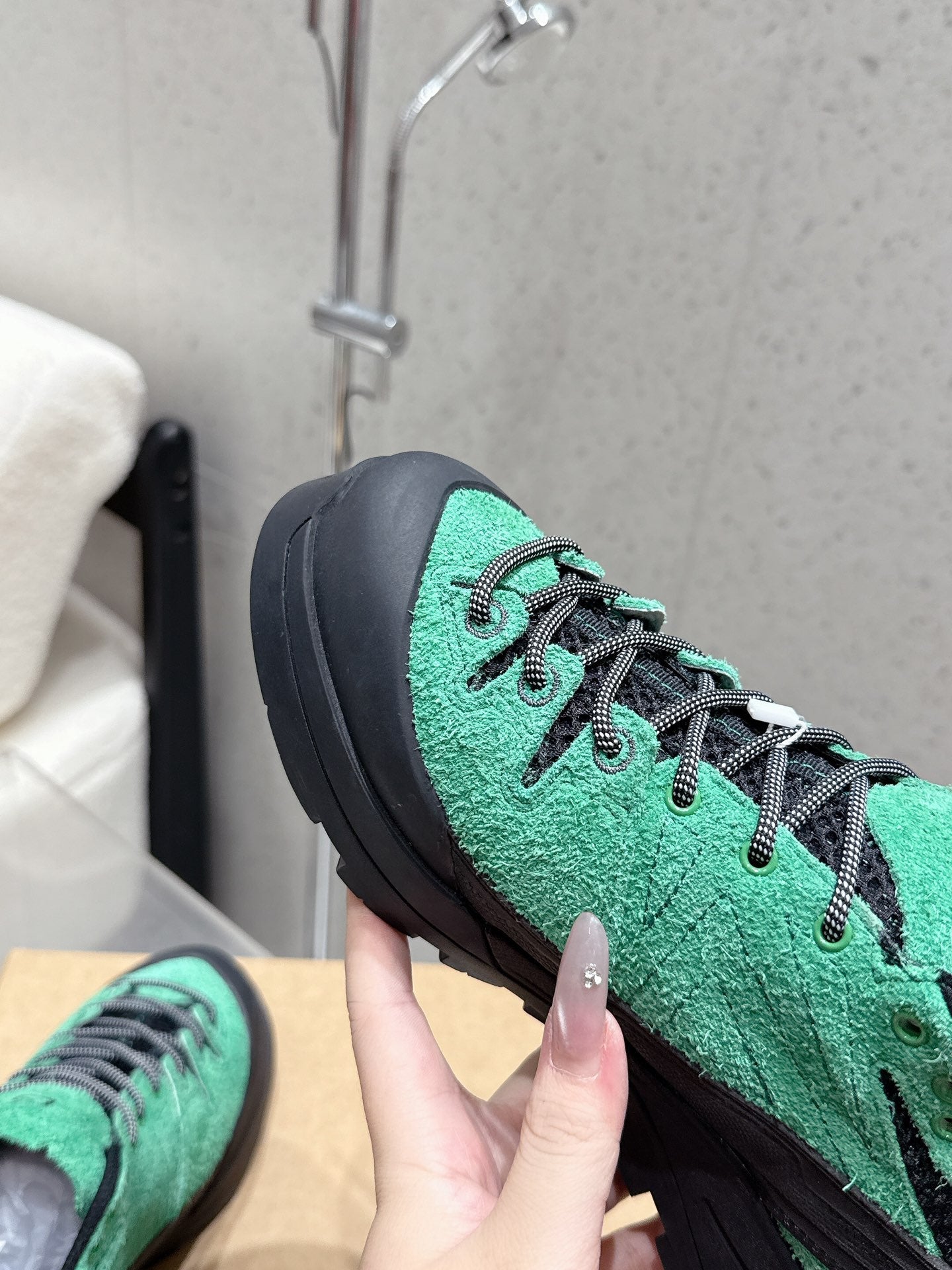 ALO 25S SALOMON AERO GLIDE 3 IN BLACK AND GREEN SUEDE