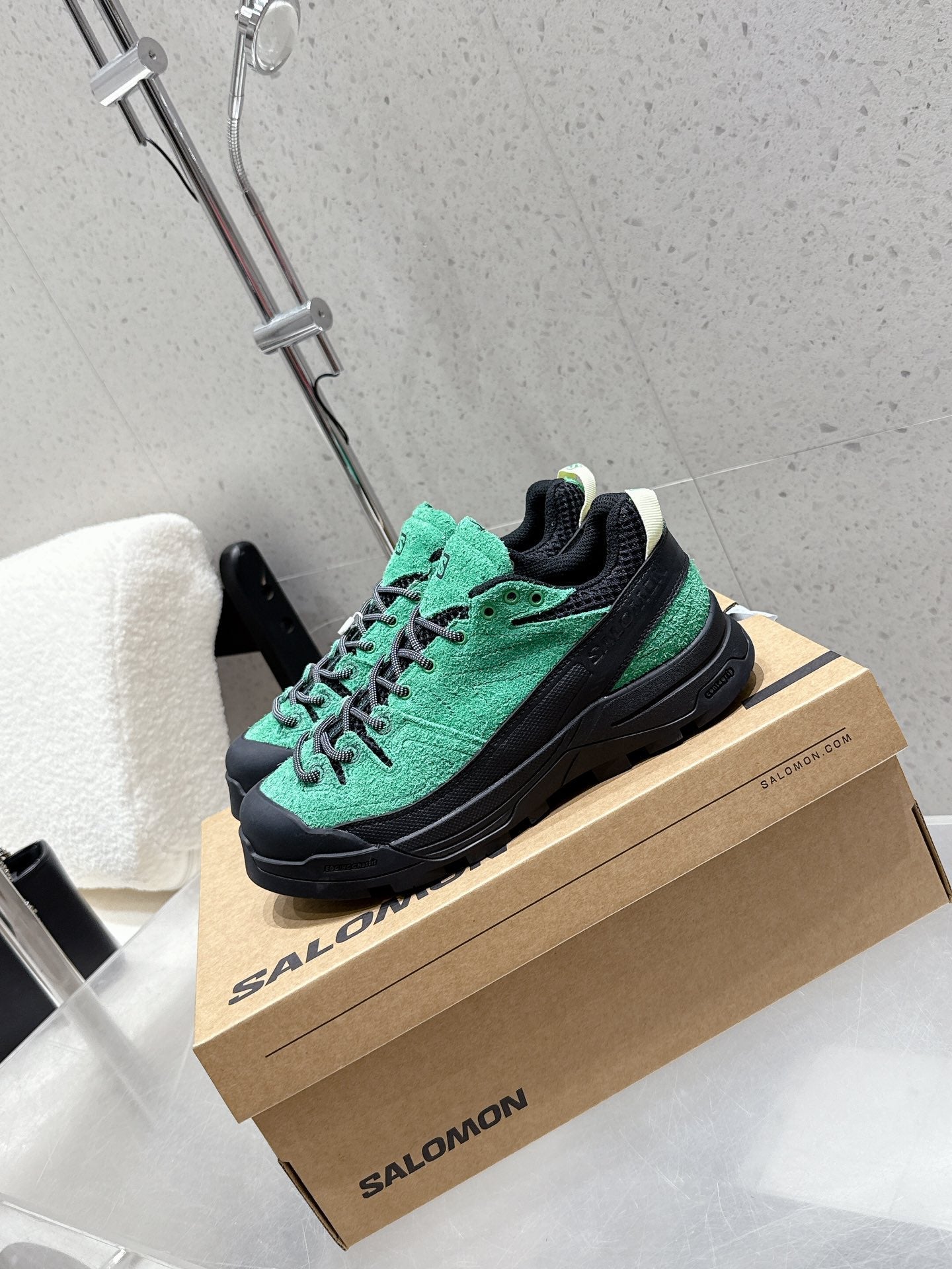ALO 25S SALOMON AERO GLIDE 3 IN BLACK AND GREEN SUEDE