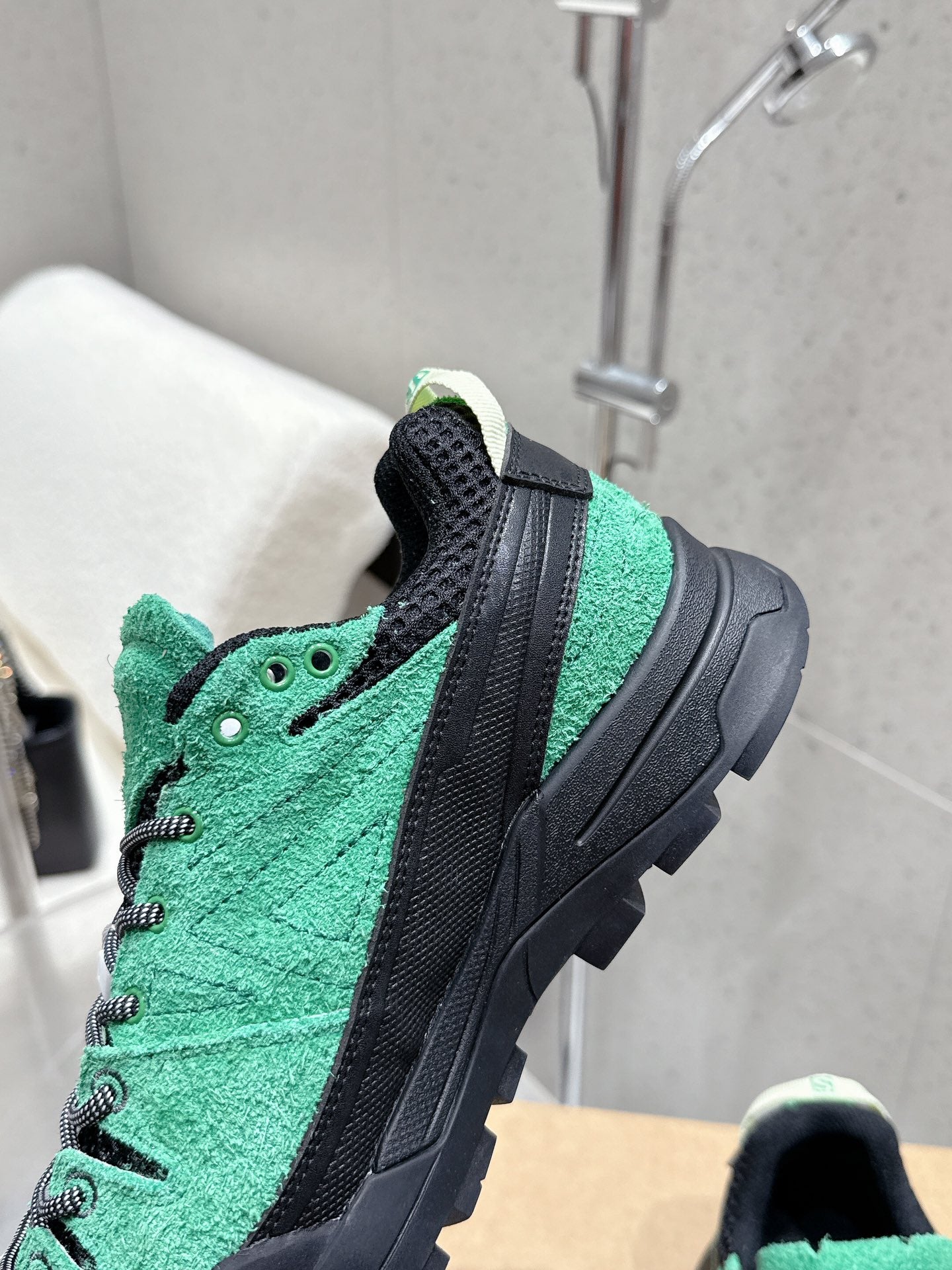 ALO 25S SALOMON AERO GLIDE 3 IN BLACK AND GREEN SUEDE