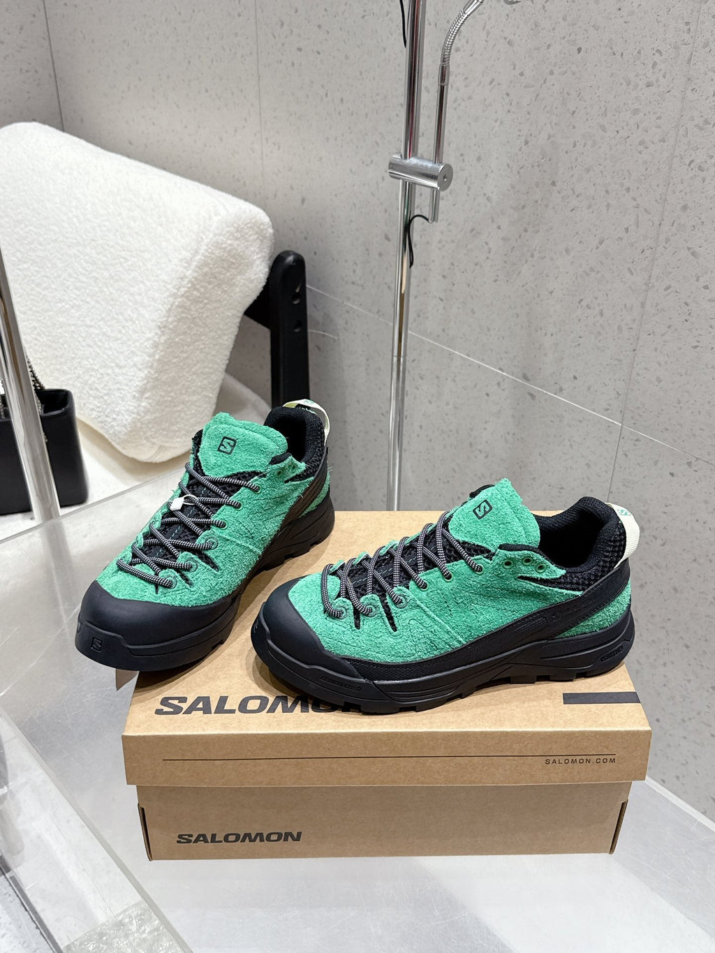 ALO 25S SALOMON AERO GLIDE 3 IN BLACK AND GREEN SUEDE