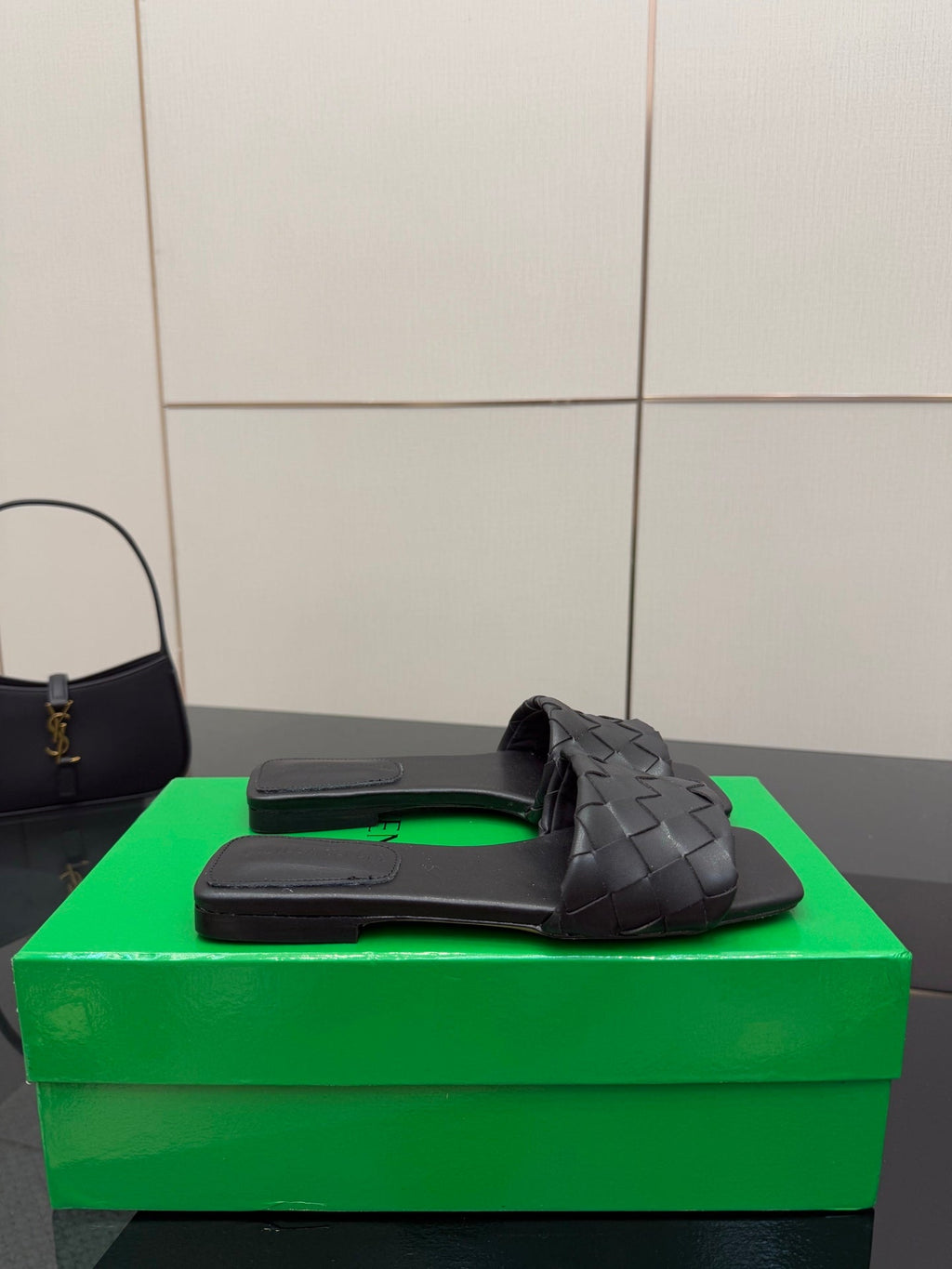 BOTTEGA VENETA LIDO FLAT SANDALS IN BLACK CALFSKIN
