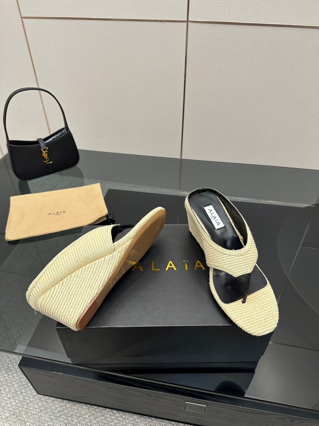 ALAIA WEDGE THONG SANDALS 25S IN LIGHT BEIGE RAFFIA