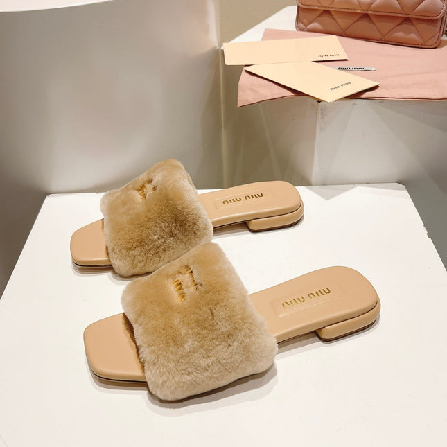 MIUMIU 26S SQUARE-TOE SANDALS IN BEIGE SHEARLING AND LEATHER