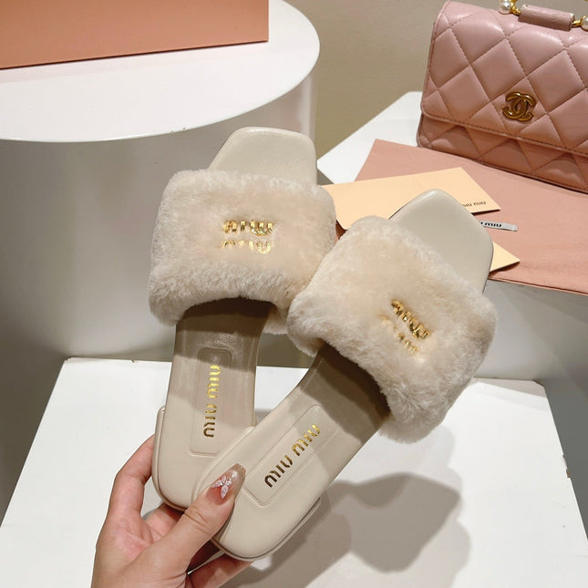 MIUMIU 26S SQUARE-TOE SANDALS IN CREAM BEIGE SHEARLING AND LEATHER
