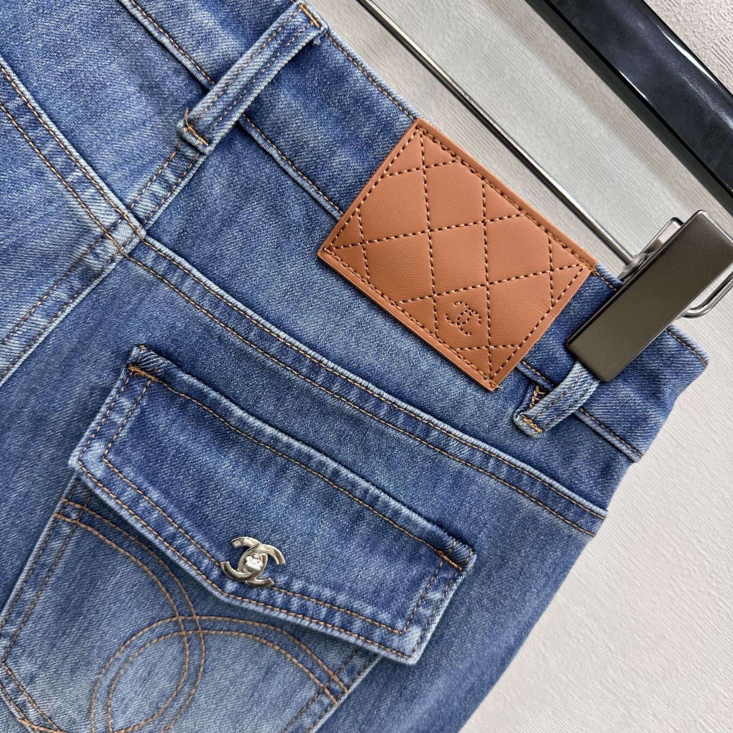 CHANEL 26S FLARED JEANS 1380