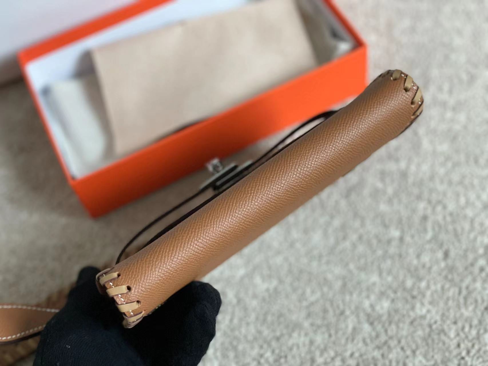 KELLY CLASSIQUE TO GO WALLET 20 IN CHOCOLATE BROWN CALFSKIN WITH SILVER HARDWARE
