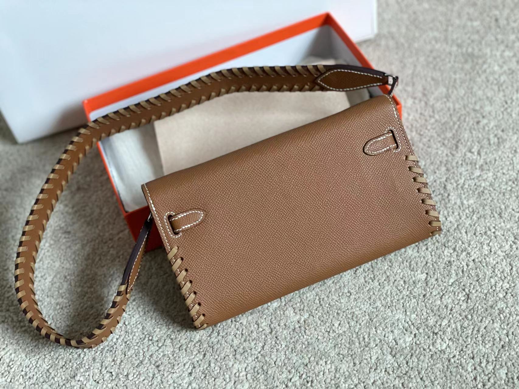 KELLY CLASSIQUE TO GO WALLET 20 IN CHOCOLATE BROWN CALFSKIN WITH SILVER HARDWARE