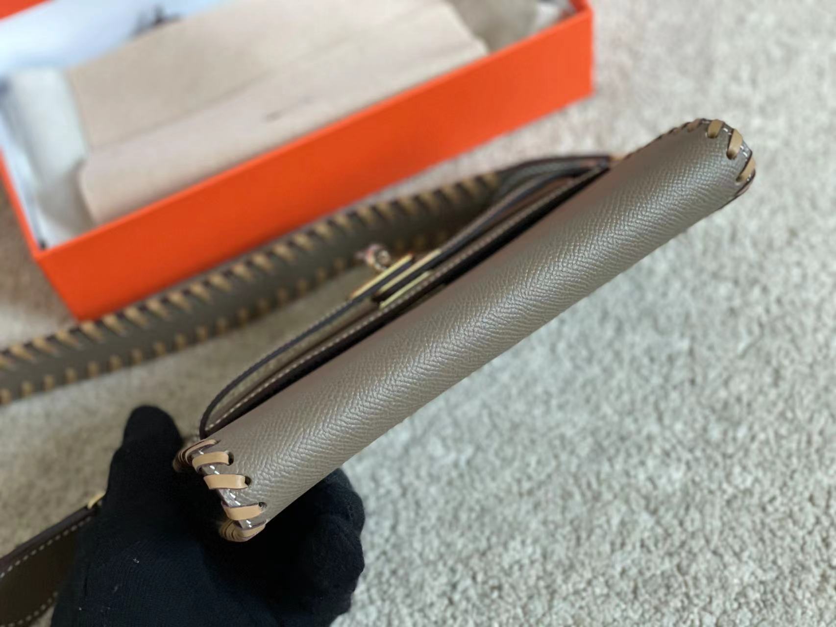 KELLY CLASSIQUE TO GO WALLET 20 IN WENGE BROWN CALFSKIN WITH GOLD HARDWARE