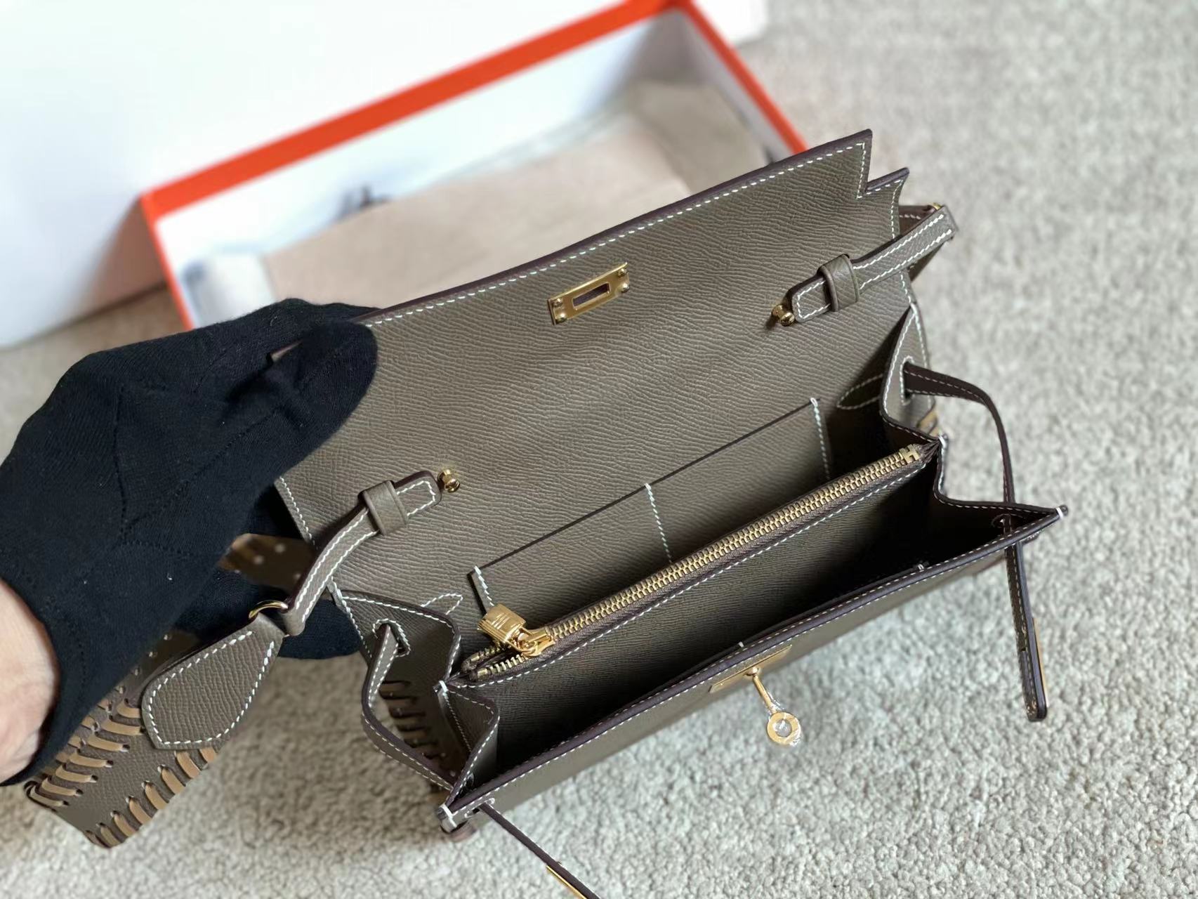 KELLY CLASSIQUE TO GO WALLET 20 IN WENGE BROWN CALFSKIN WITH GOLD HARDWARE