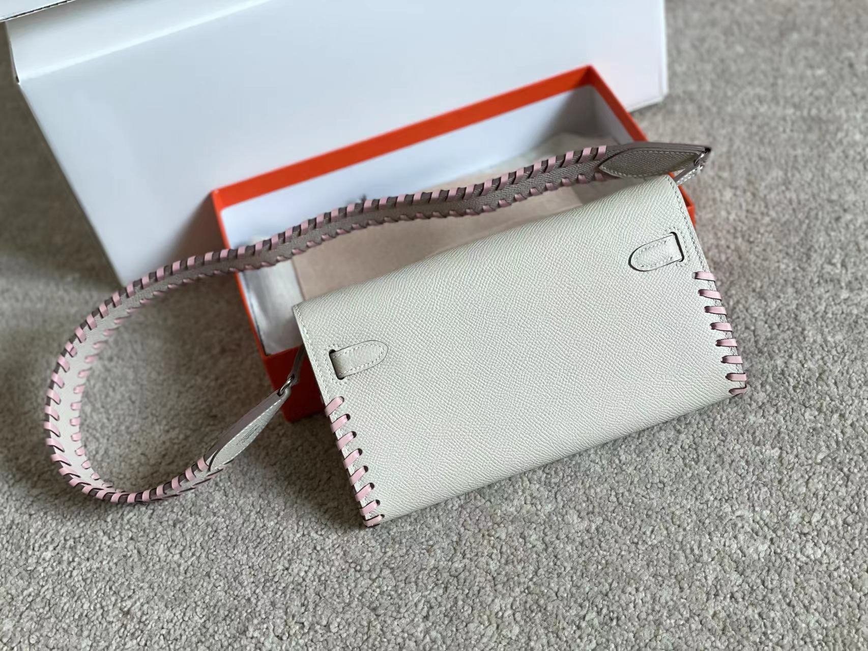 KELLY CLASSIQUE TO GO WALLET 20 IN PALE GRAY CALFSKIN WITH SILVER HARDWARE