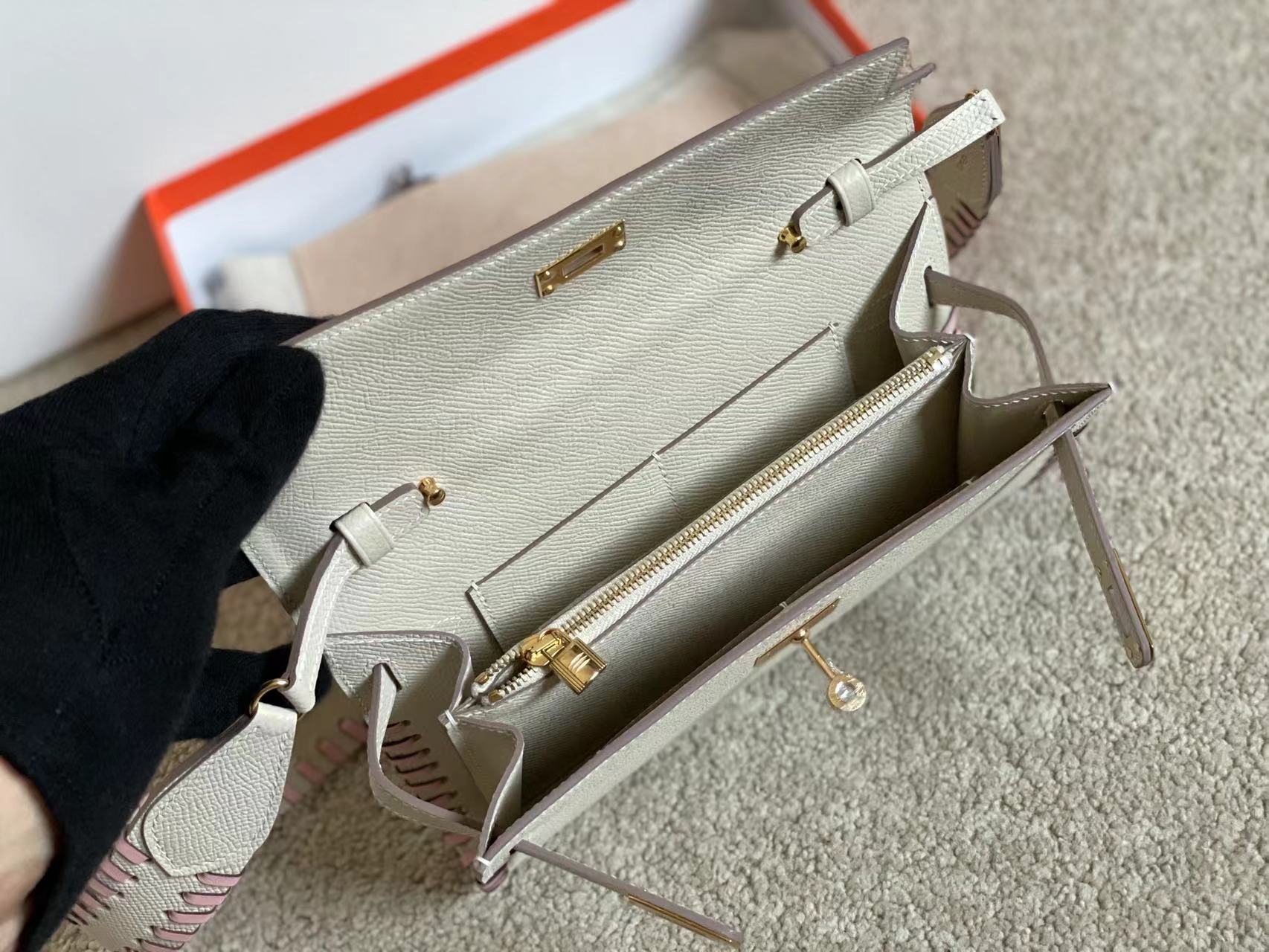 KELLY CLASSIQUE TO GO WALLET 20 IN PALE GRAY CALFSKIN WITH GOLD HARDWARE