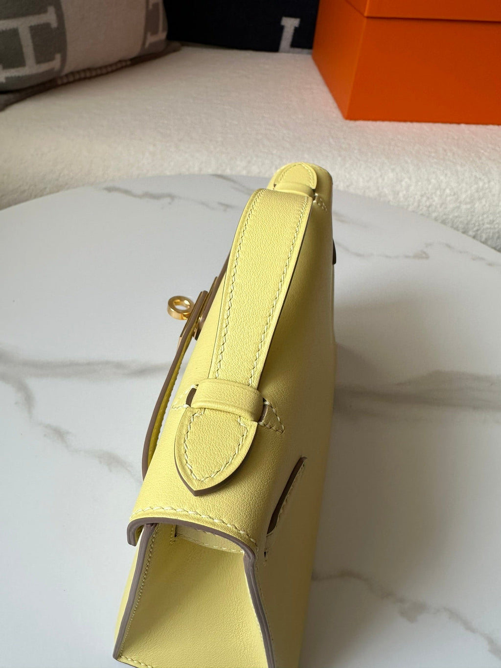 HM KELLY POCHETTE 22 IN LIGHT YELLOW SWIFT LEATHER GOLD HARDWARE