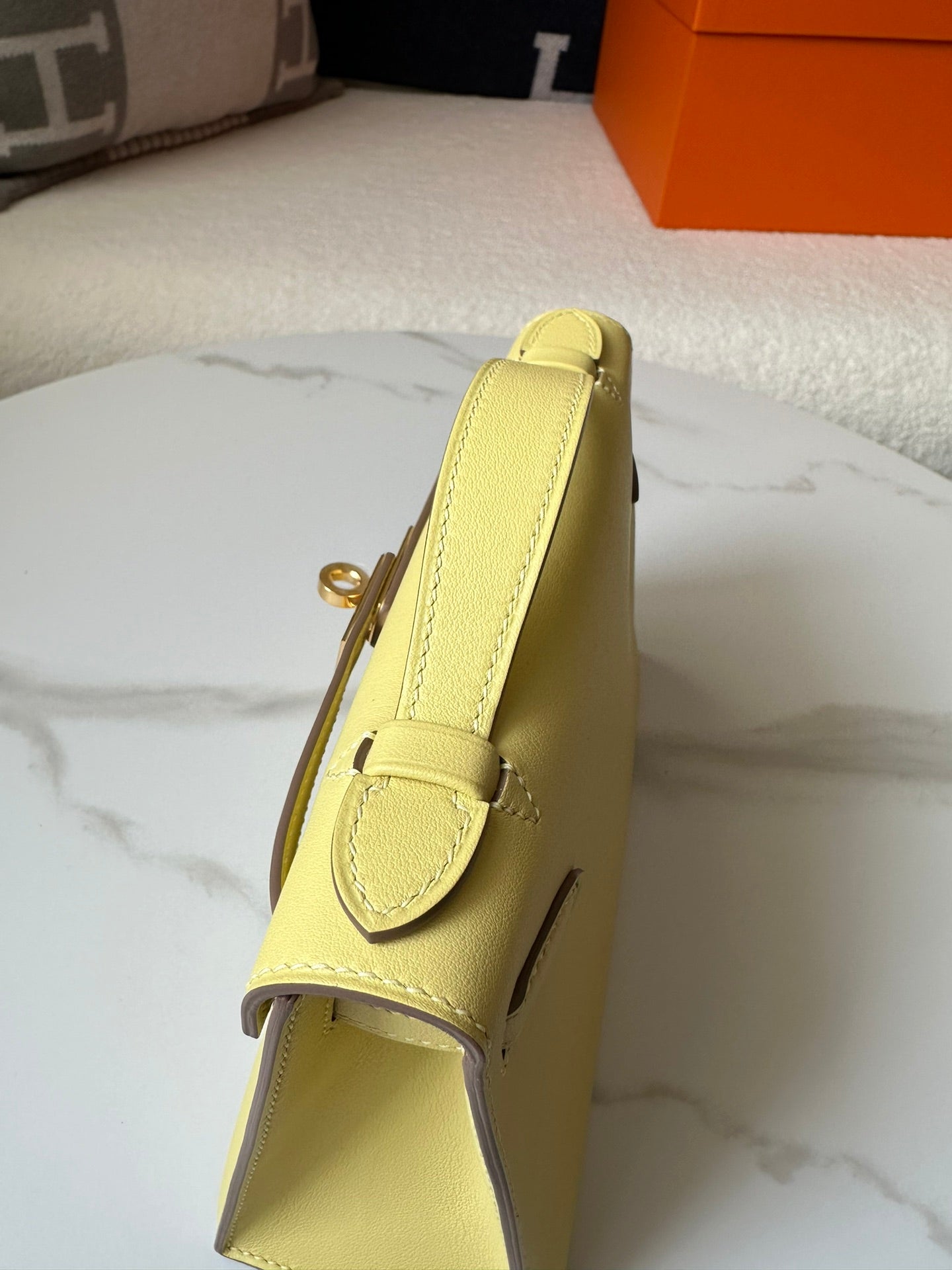 HM KELLY POCHETTE 22 IN LIGHT YELLOW SWIFT LEATHER GOLD HARDWARE