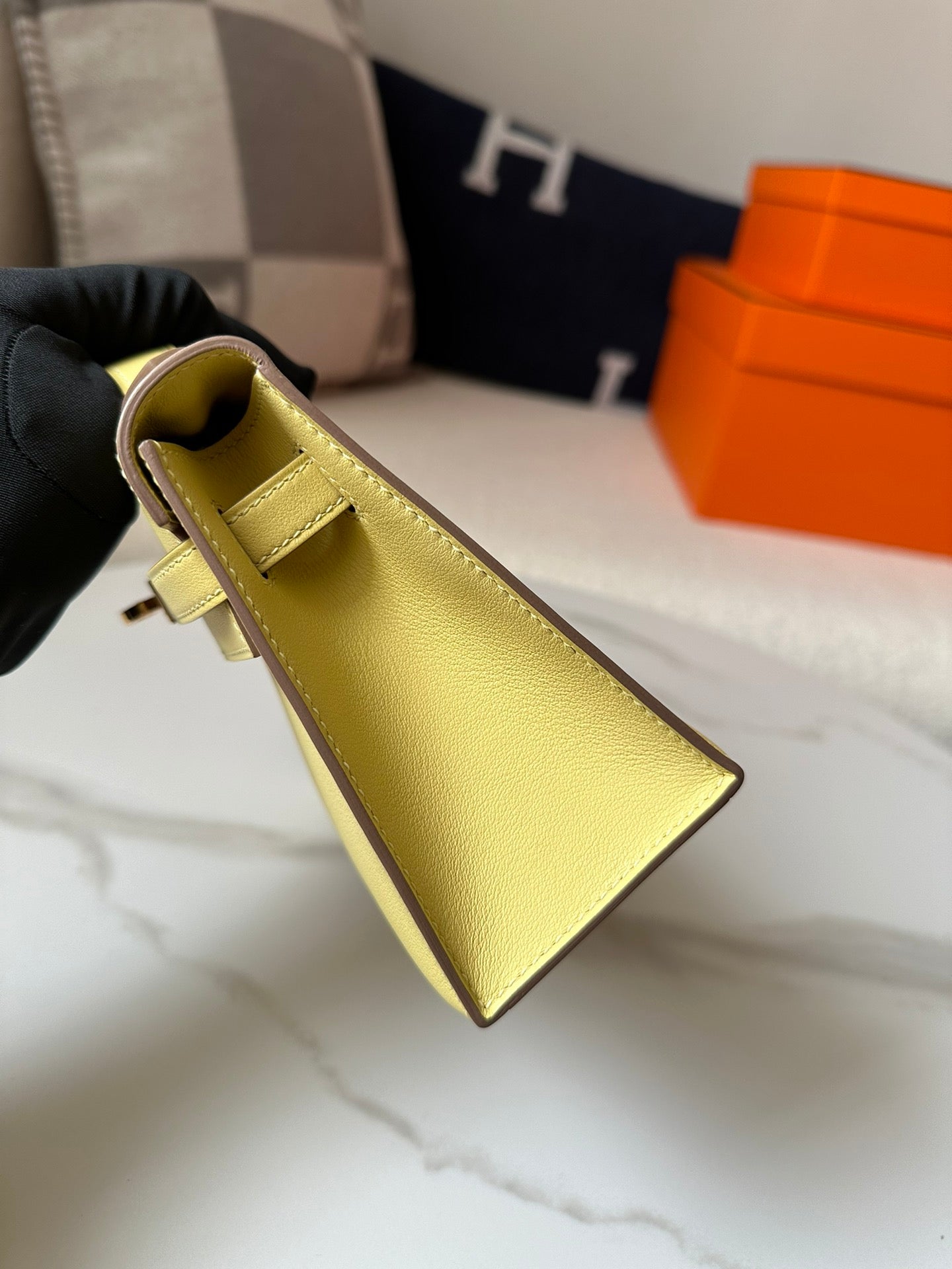 HM KELLY POCHETTE 22 IN LIGHT YELLOW SWIFT LEATHER GOLD HARDWARE