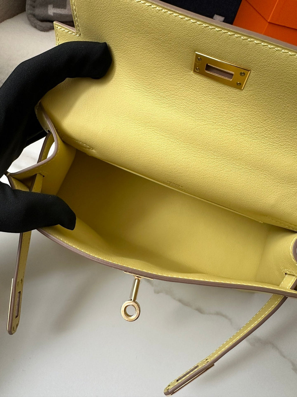 HM KELLY POCHETTE 22 IN LIGHT YELLOW SWIFT LEATHER GOLD HARDWARE