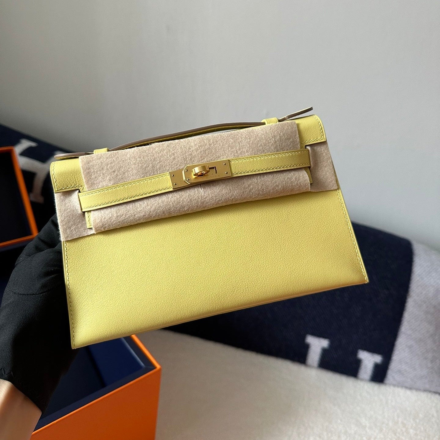 HM KELLY POCHETTE 22 IN LIGHT YELLOW SWIFT LEATHER GOLD HARDWARE