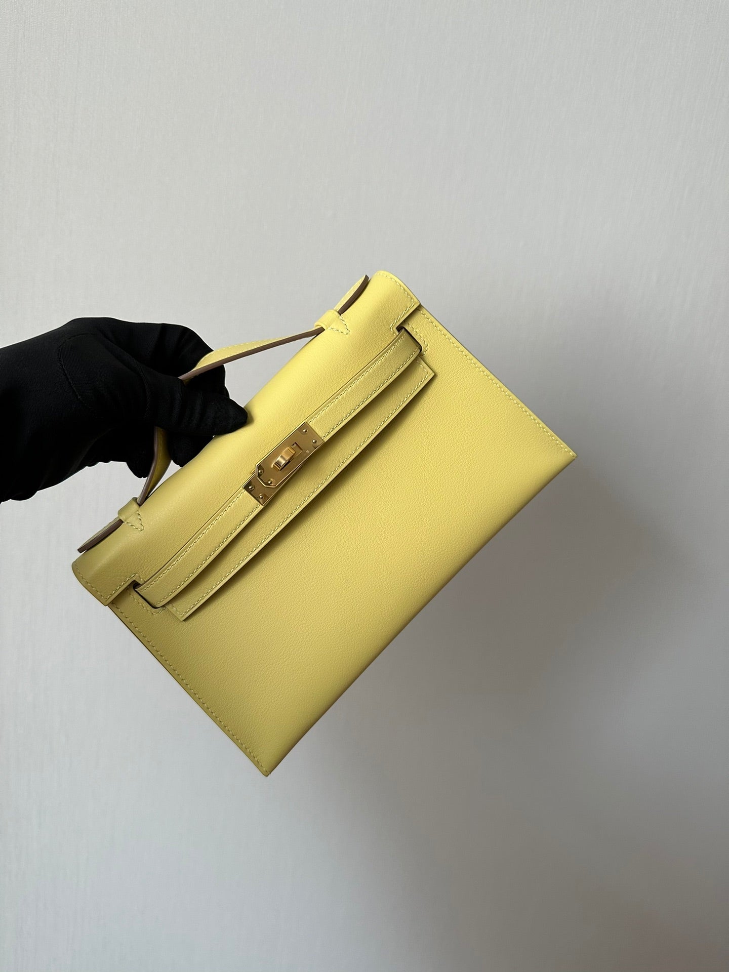HM KELLY POCHETTE 22 IN LIGHT YELLOW SWIFT LEATHER GOLD HARDWARE
