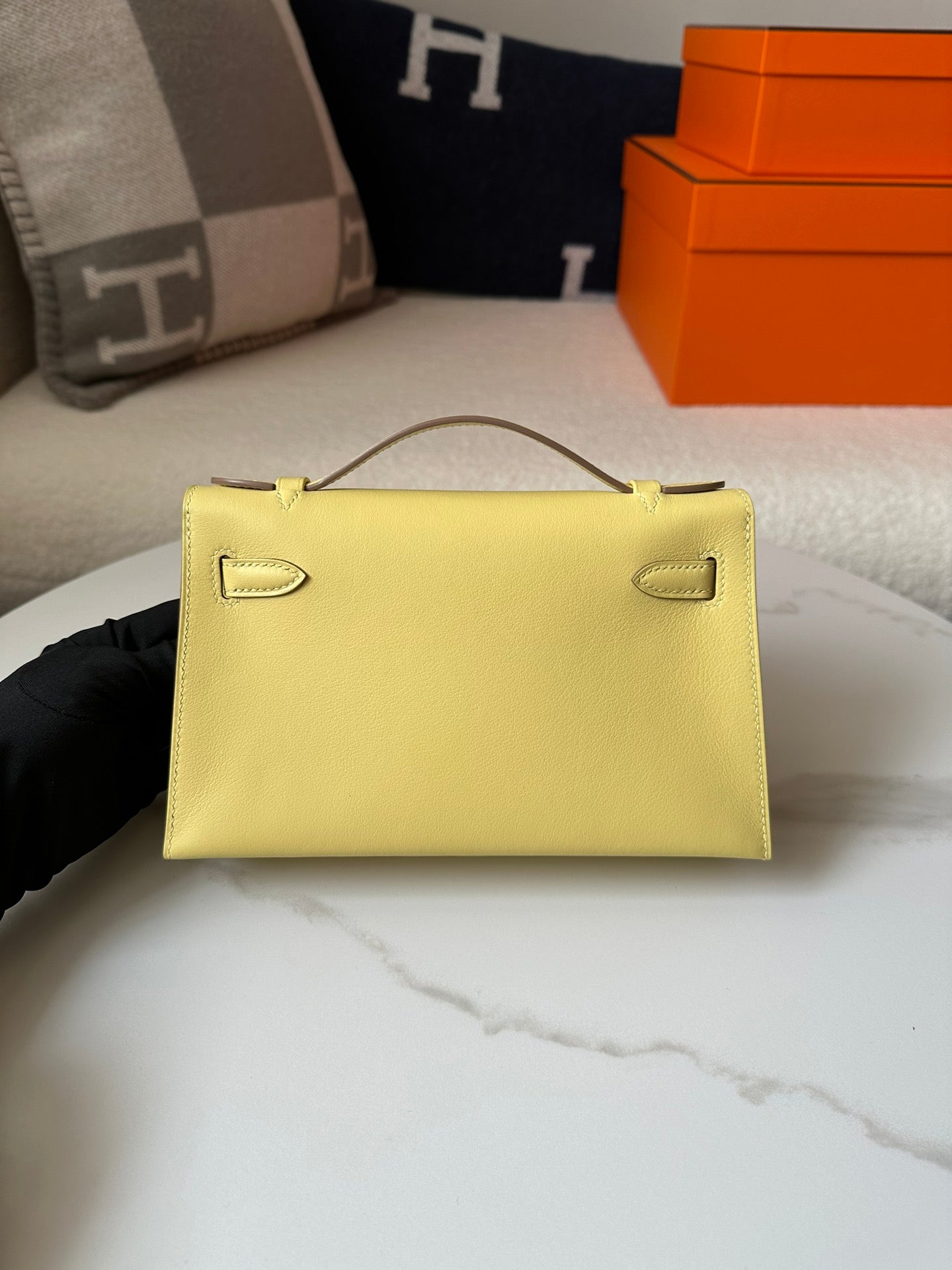 HM KELLY POCHETTE 22 IN LIGHT YELLOW SWIFT LEATHER GOLD HARDWARE