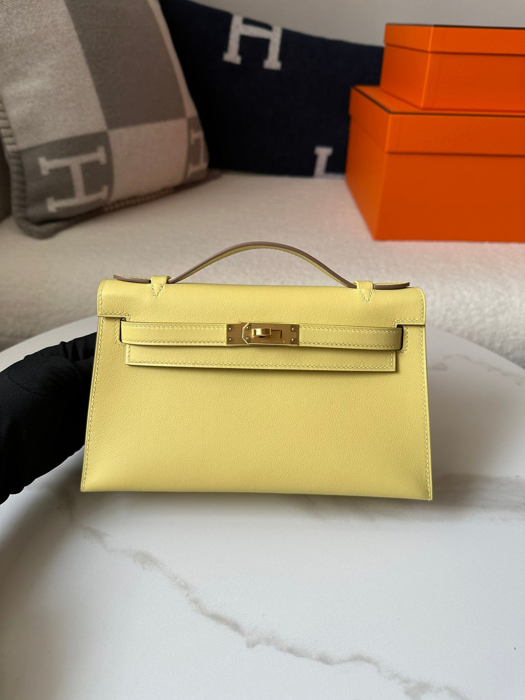 HM KELLY POCHETTE 22 IN LIGHT YELLOW SWIFT LEATHER GOLD HARDWARE