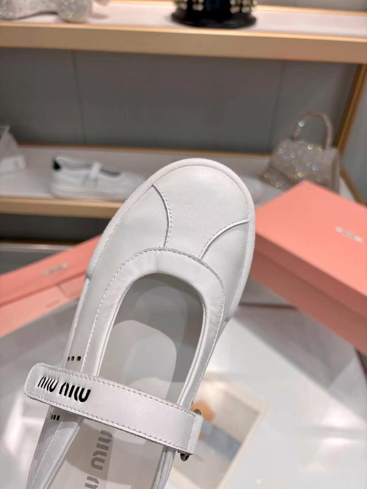 MIUMIU 26S MARY JANE BALLERINAS IN WHITE AND BURGUNDY RED CALFSKIN