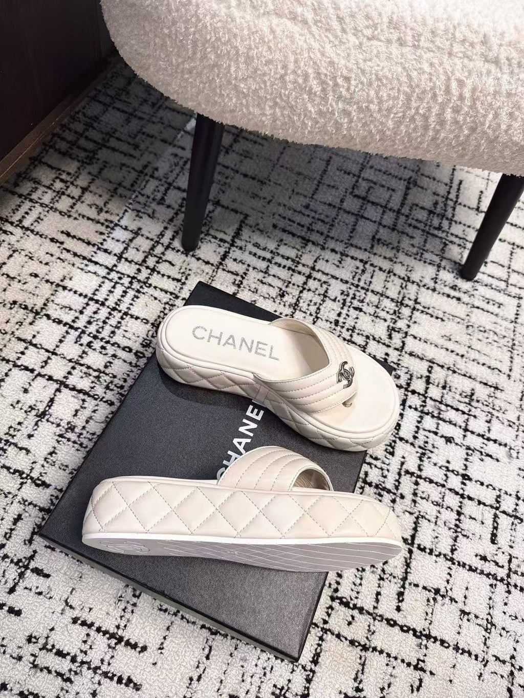 THICK-SOLED THONG SLIPPERS IN WHITE CALFSKIN