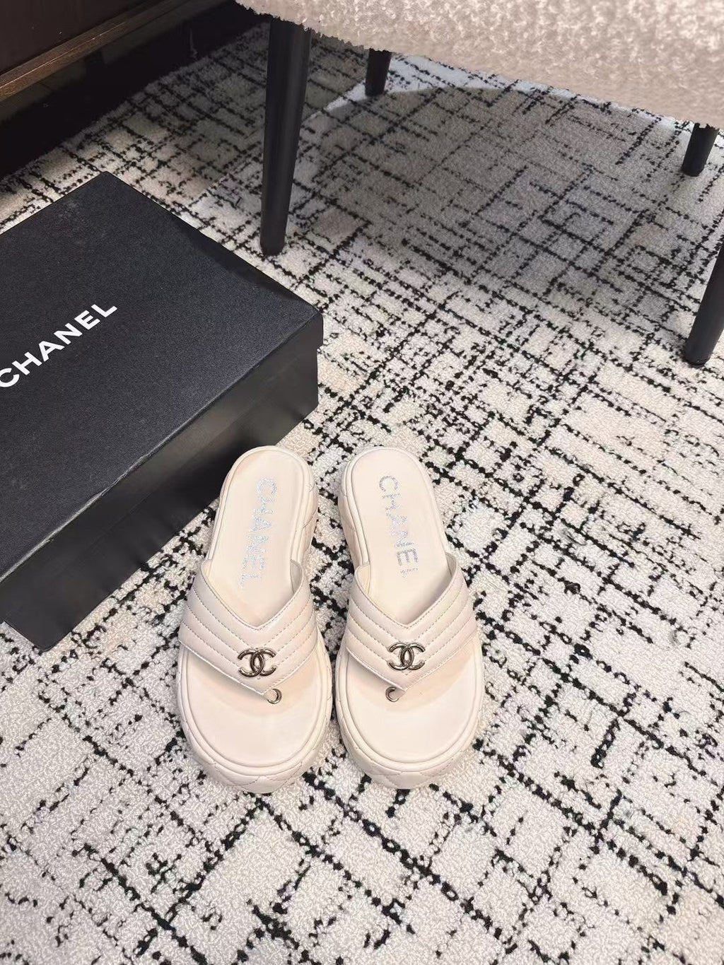 THICK-SOLED THONG SLIPPERS IN WHITE CALFSKIN