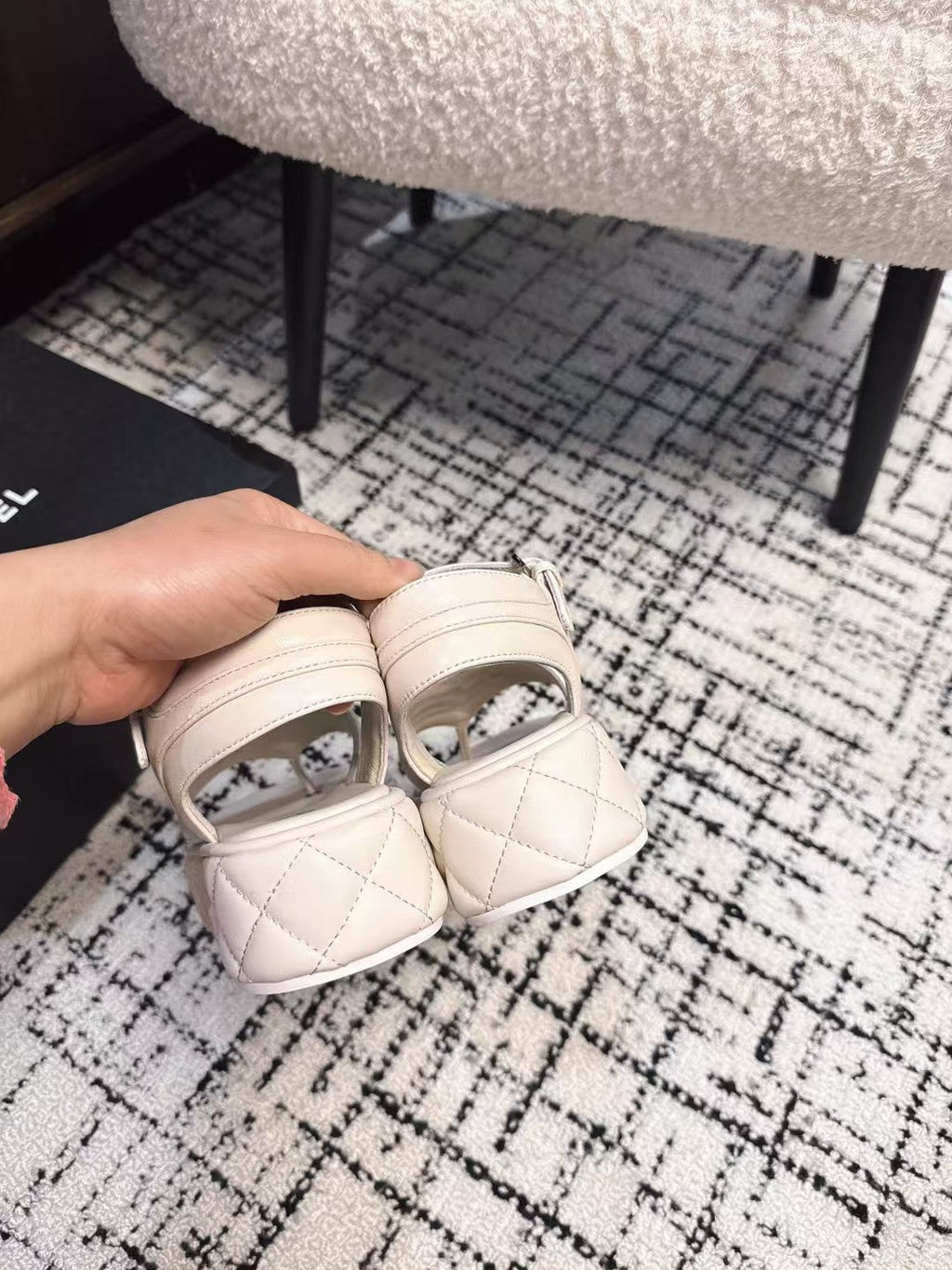 THICK-SOLED THONG SANDAL IN WHITE CREAM LAMBSKIN