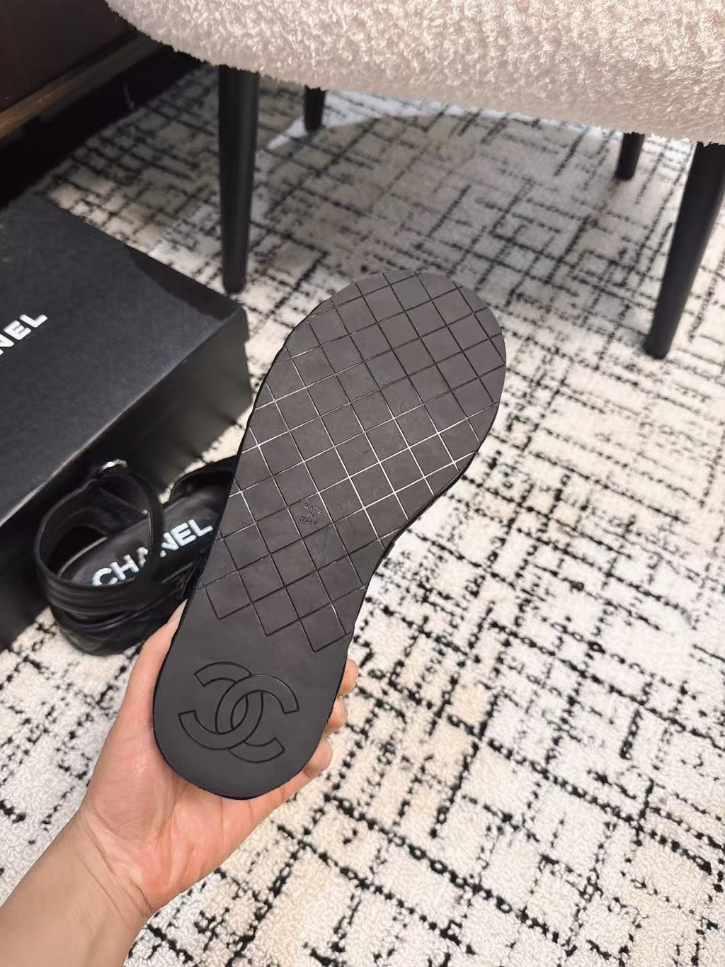 THICK-SOLED THONG SANDAL IN BLACK LAMBSKIN