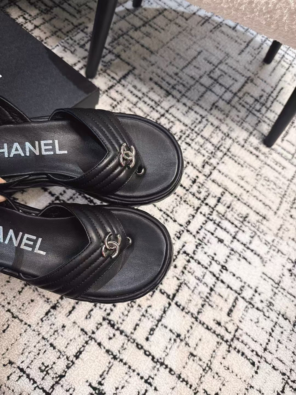 THICK-SOLED THONG SANDAL IN BLACK LAMBSKIN