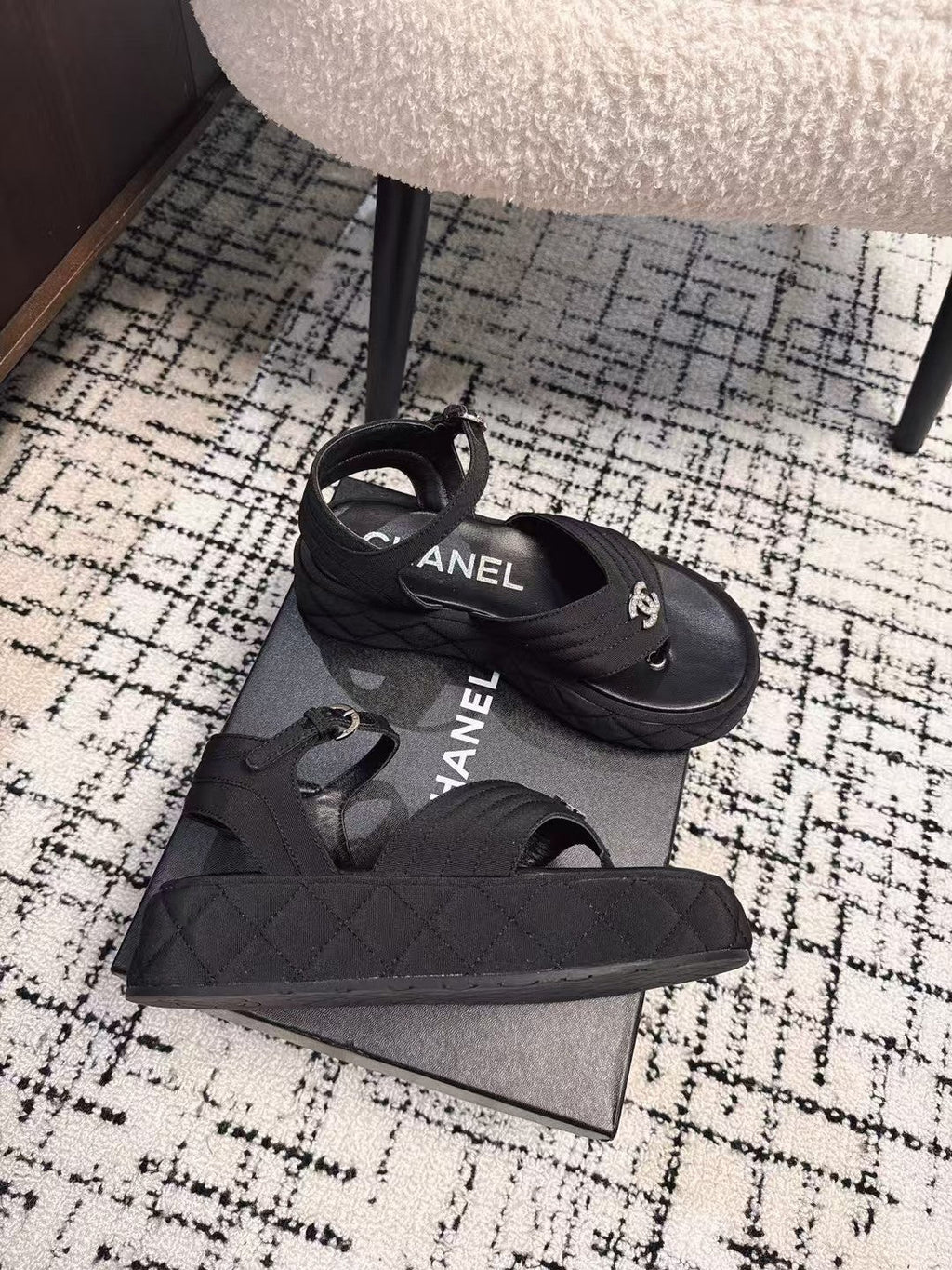 THICK-SOLED THONG SANDAL IN BLACK DENIM