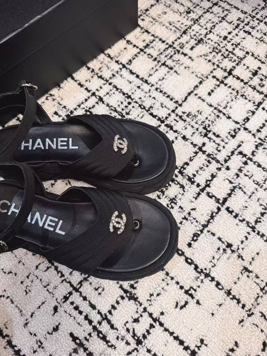 THICK-SOLED THONG SANDAL IN BLACK DENIM