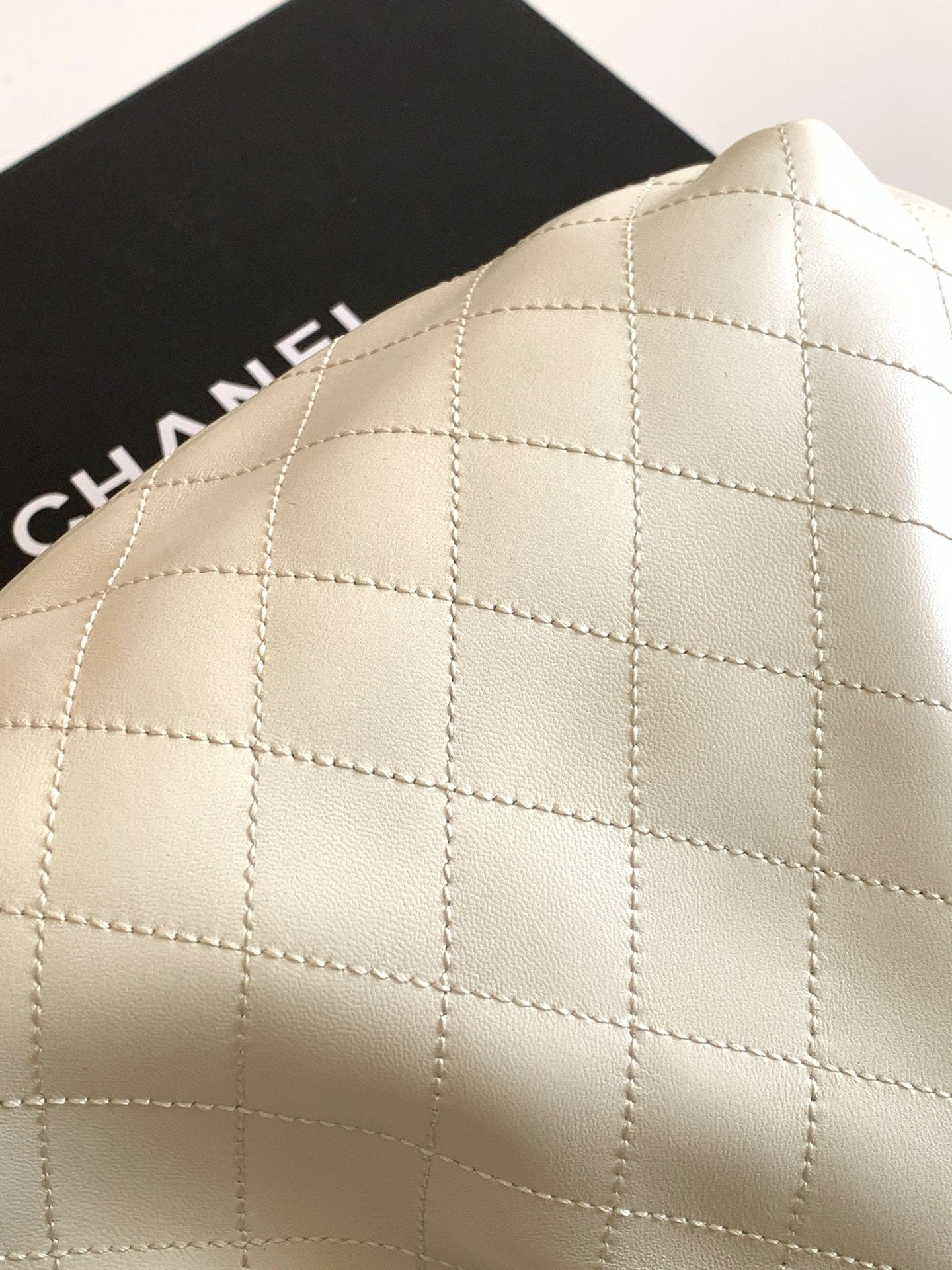 CHANEL 26S HAND BAG 32 IN IVORY WHITE LAMBSKIN GOLD HARDWARE