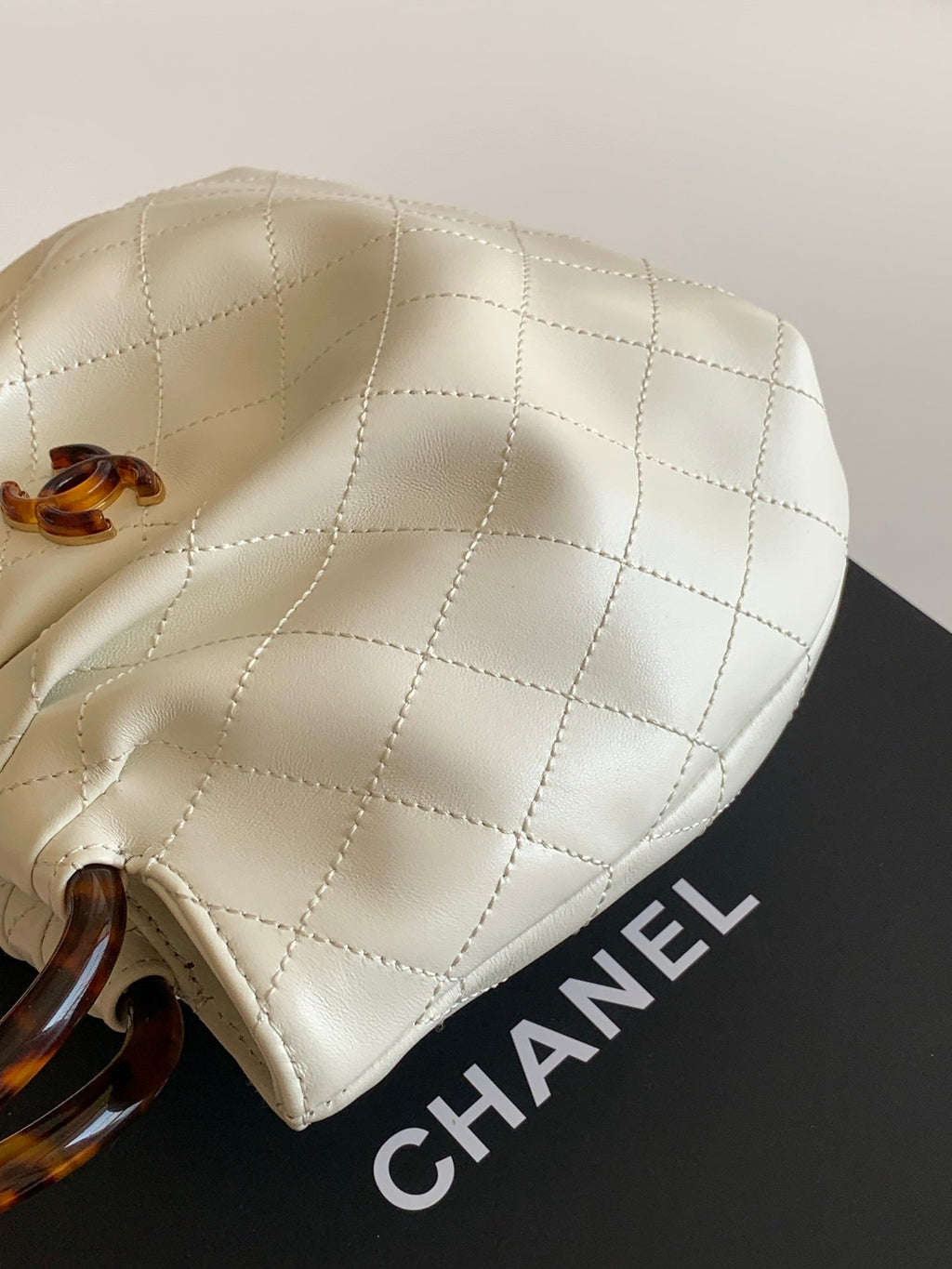 CHANEL 26S HAND BAG 24 IN IVORY WHITE LAMBSKIN GOLD HARDWARE