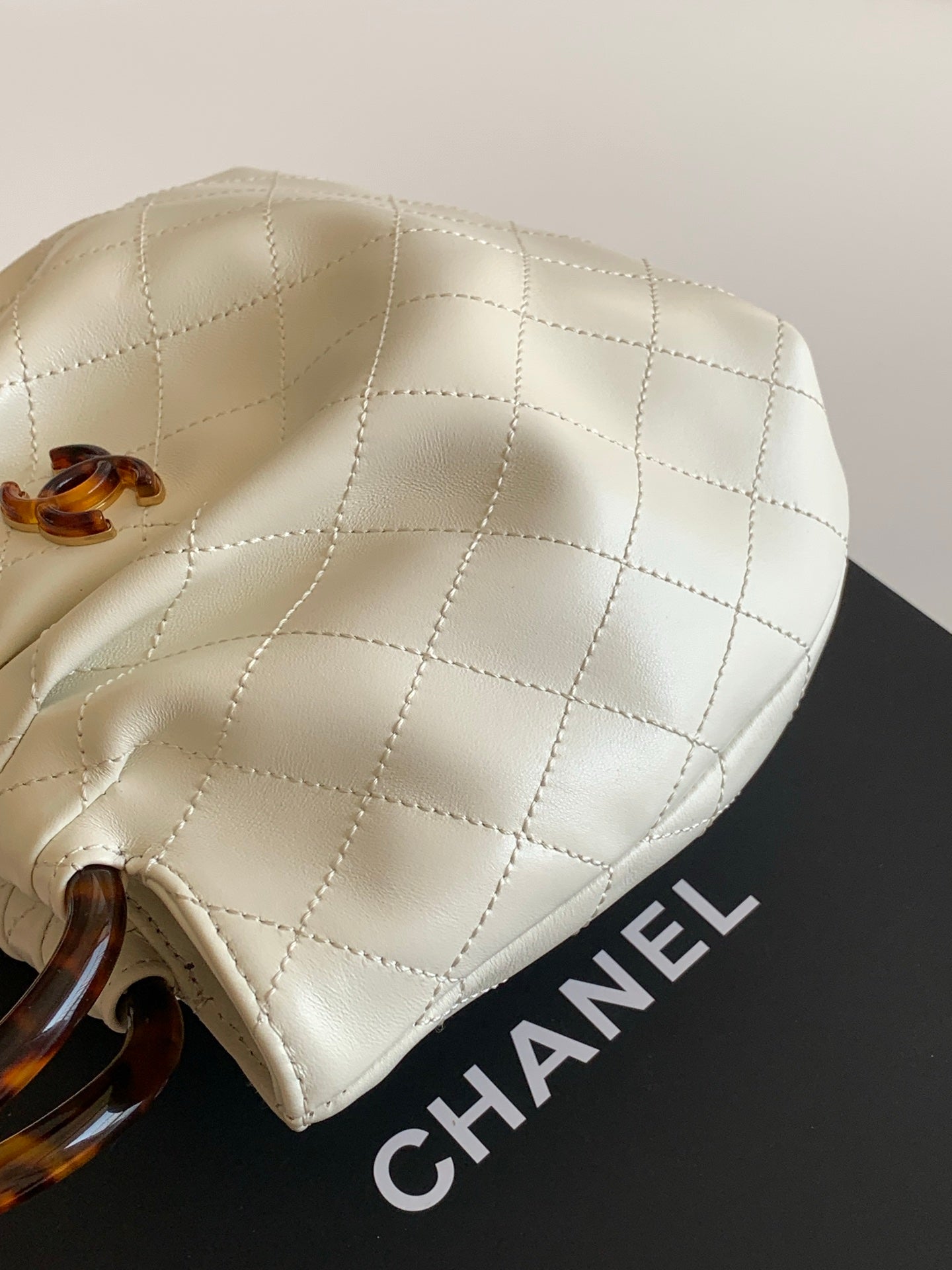CHANEL 26S HAND BAG 24 IN IVORY WHITE LAMBSKIN GOLD HARDWARE