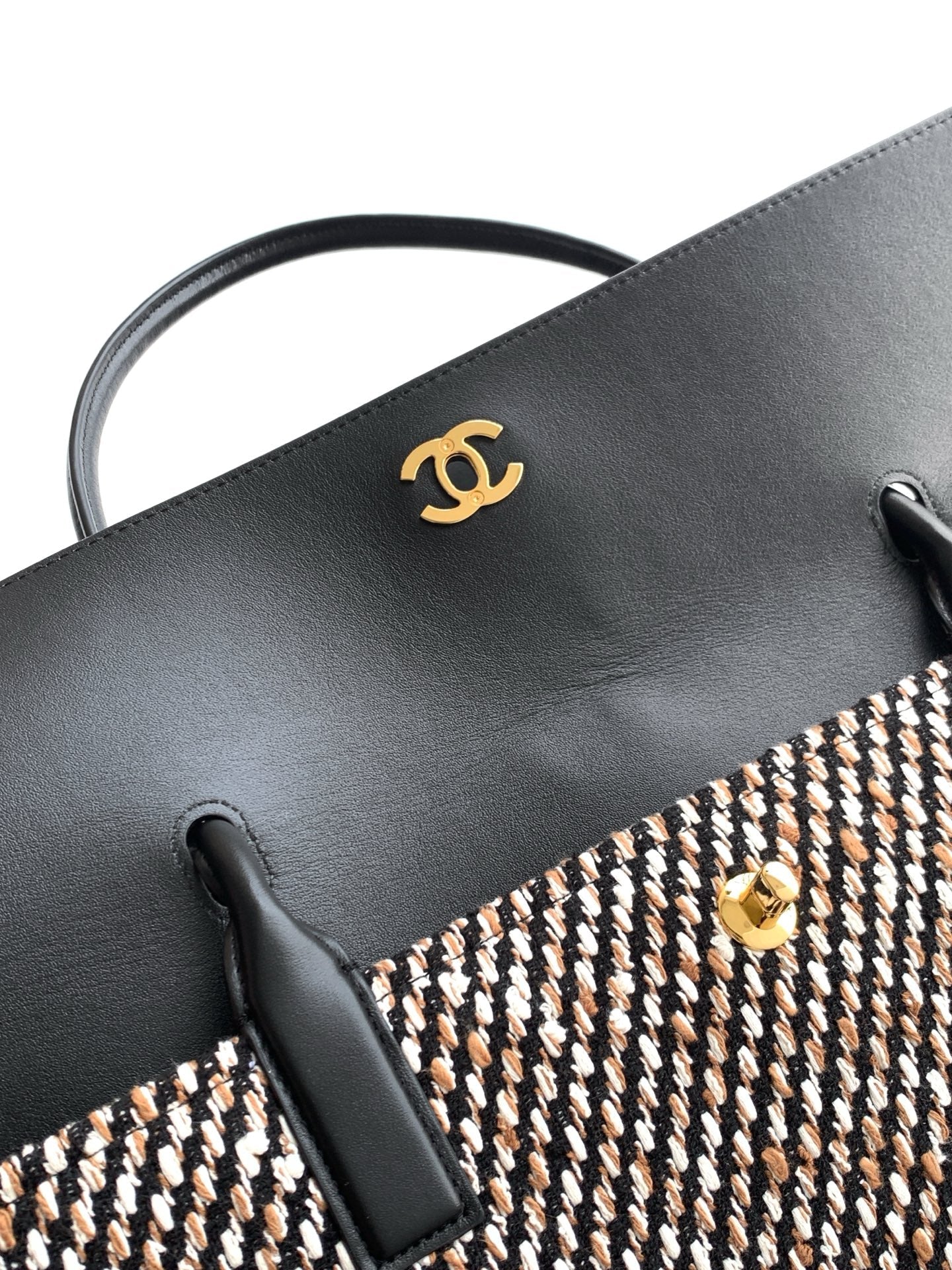 CHANEL 26S LARGE TOTE BAG 43 IN IVORY AND CAMEL TWEED WITH BLACK CALFSKIN